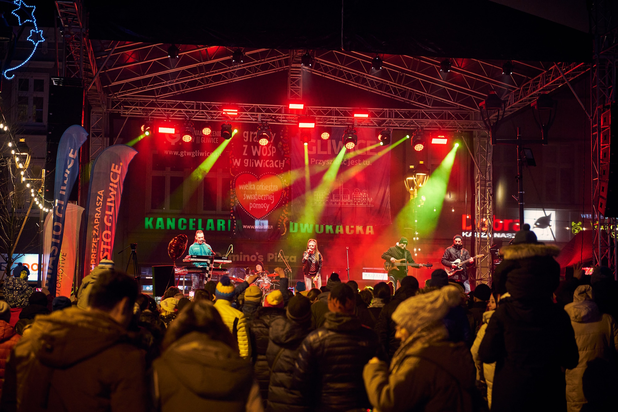 Fot. M. Buksa/UM w Gliwicach Ludzie stoją pod sceną, na scenie występuje zespół