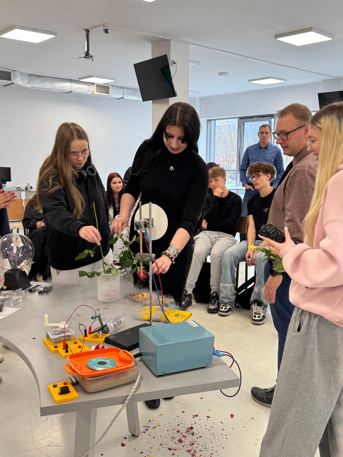 Uczniowie wykonujący eksperymenty naukowe