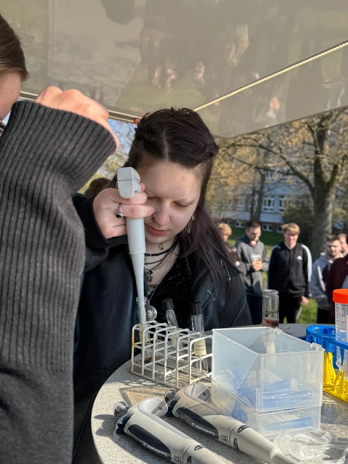 Uczennice wykonujące eksperyment naukowy