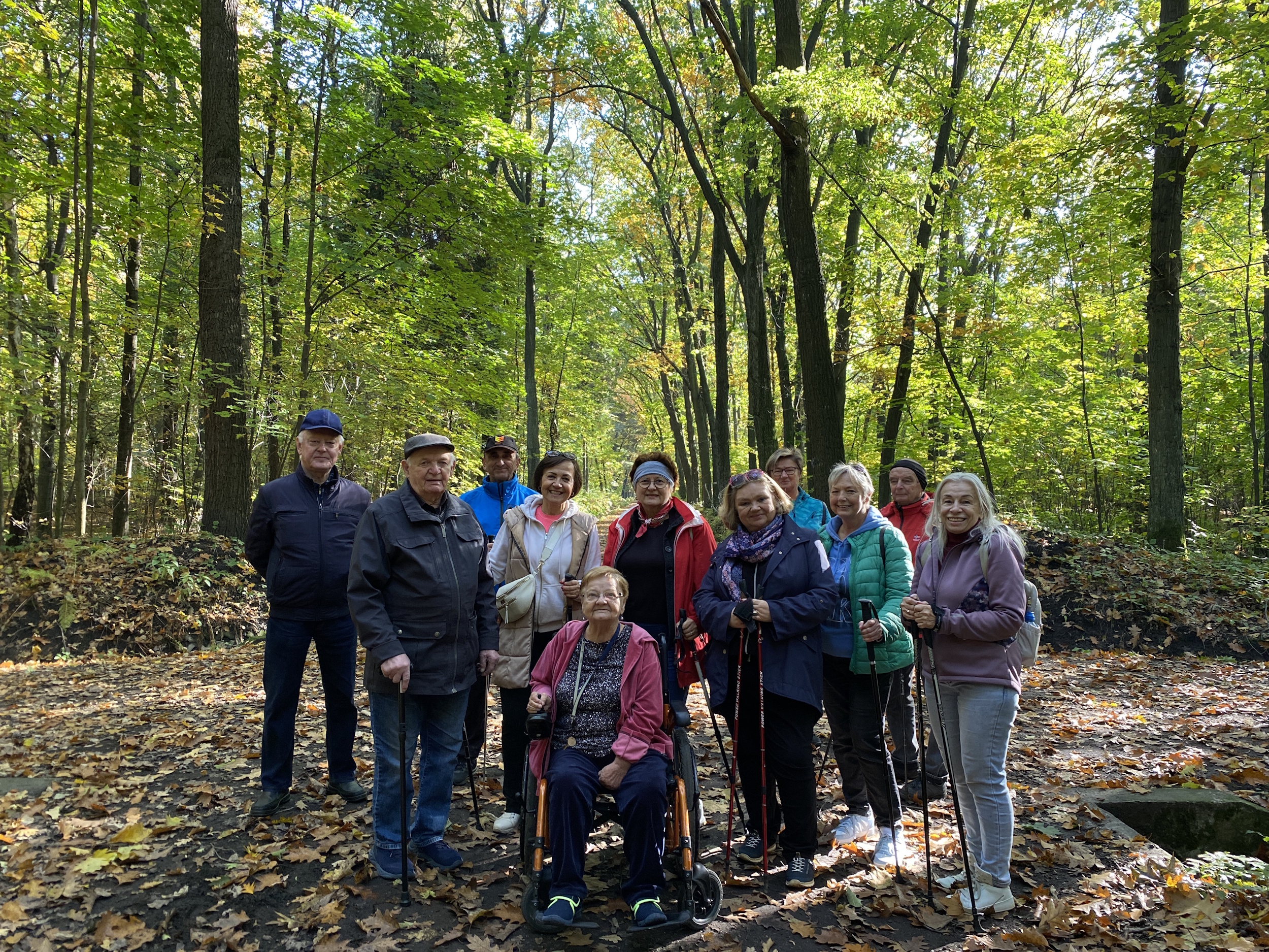 Seniorzy w lesie komunalnym przy ul. Chorzowskiej