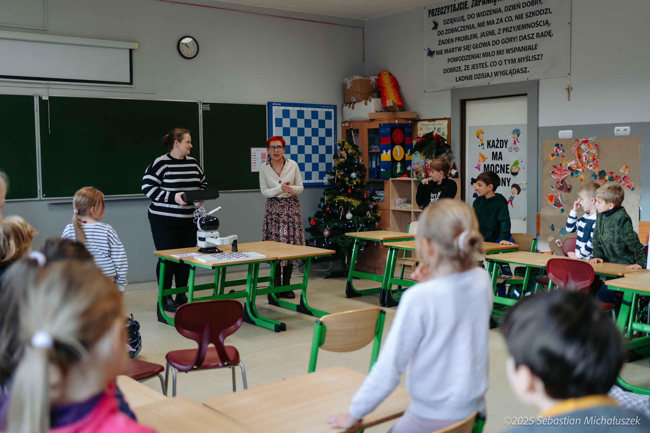 Dzieci grające w szachy z robotem