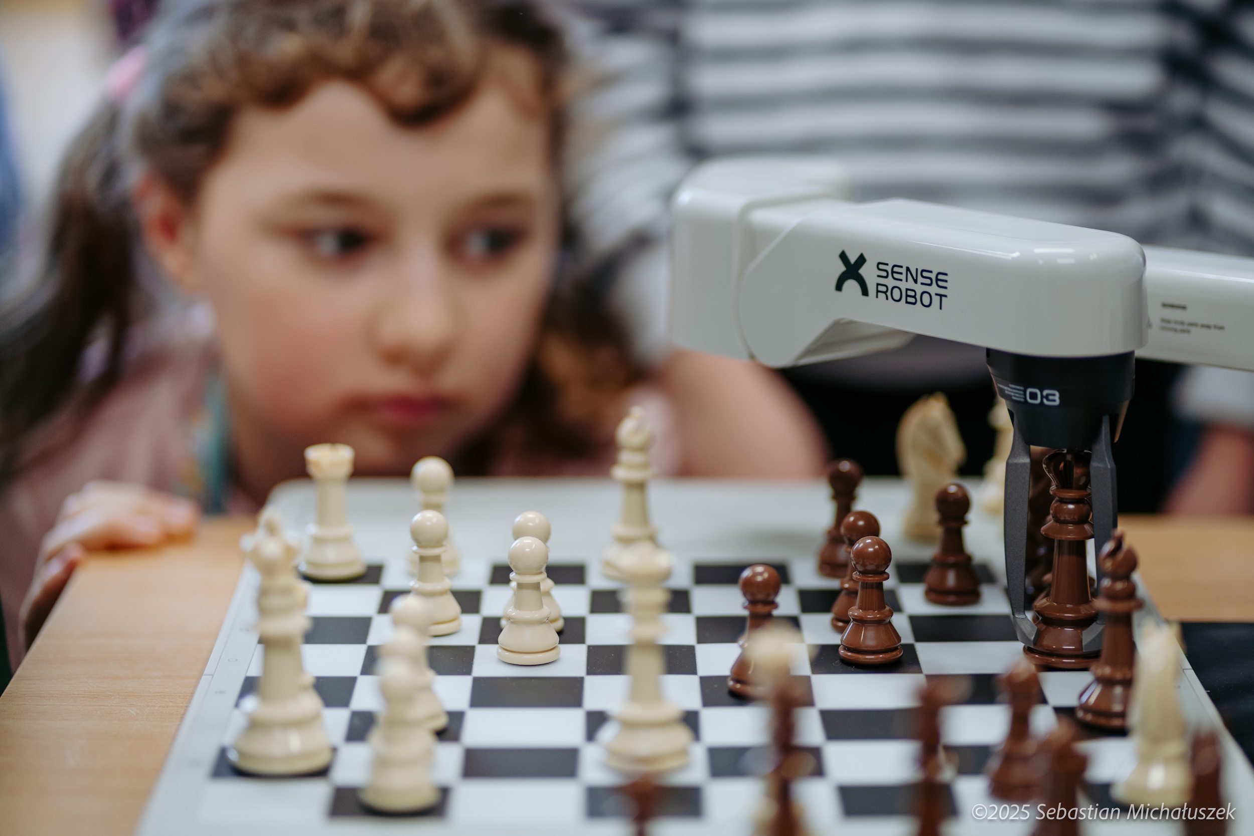 Dzieci grające w szachy z robotem
