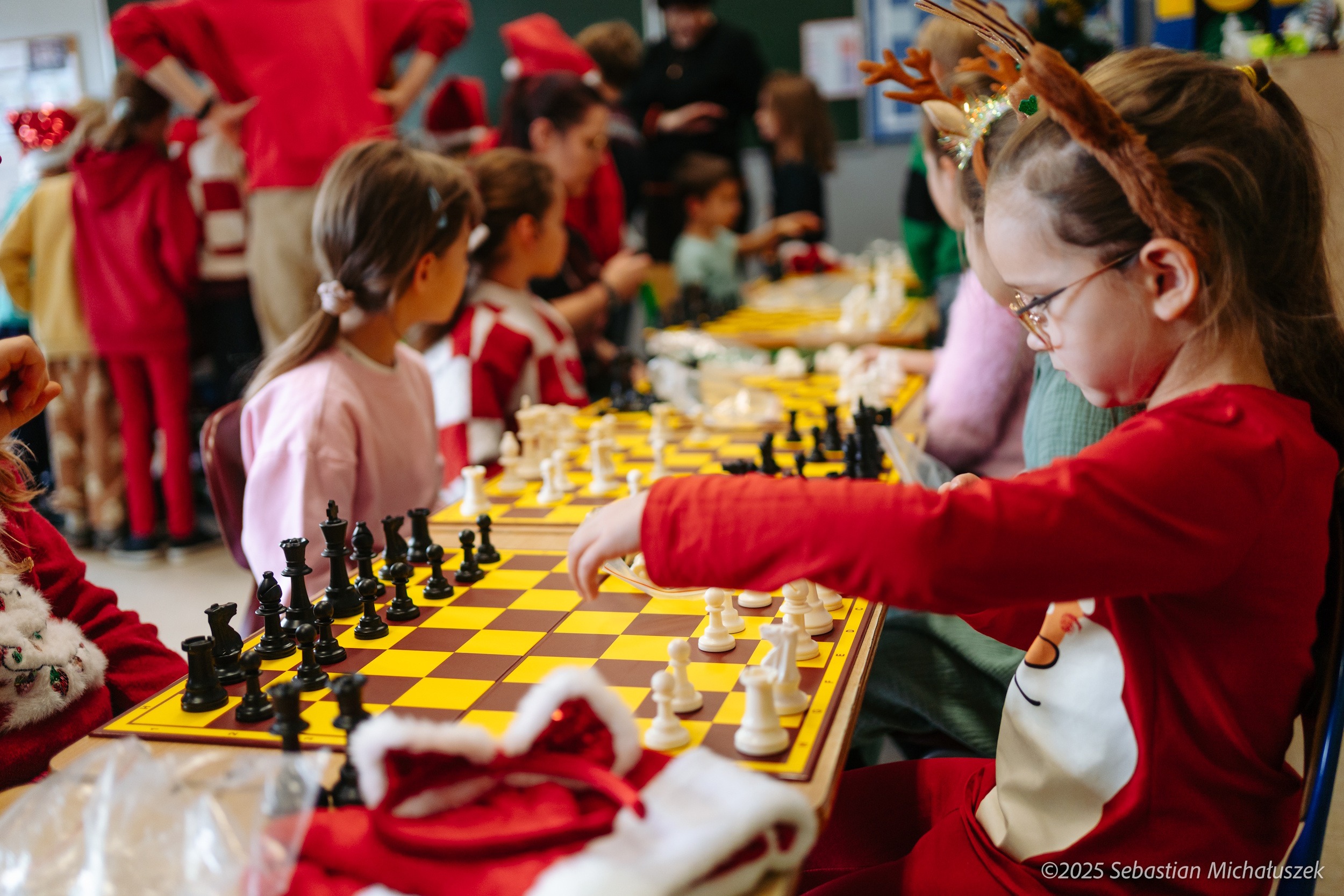 Dzieci grające w szachy z robotem