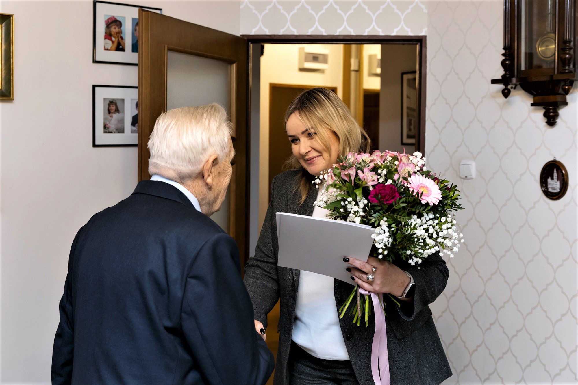 Fot. D.Nita-Garbiec/UM Gliwice Prezydent Gliwic wręcza kwiaty solenizantowi