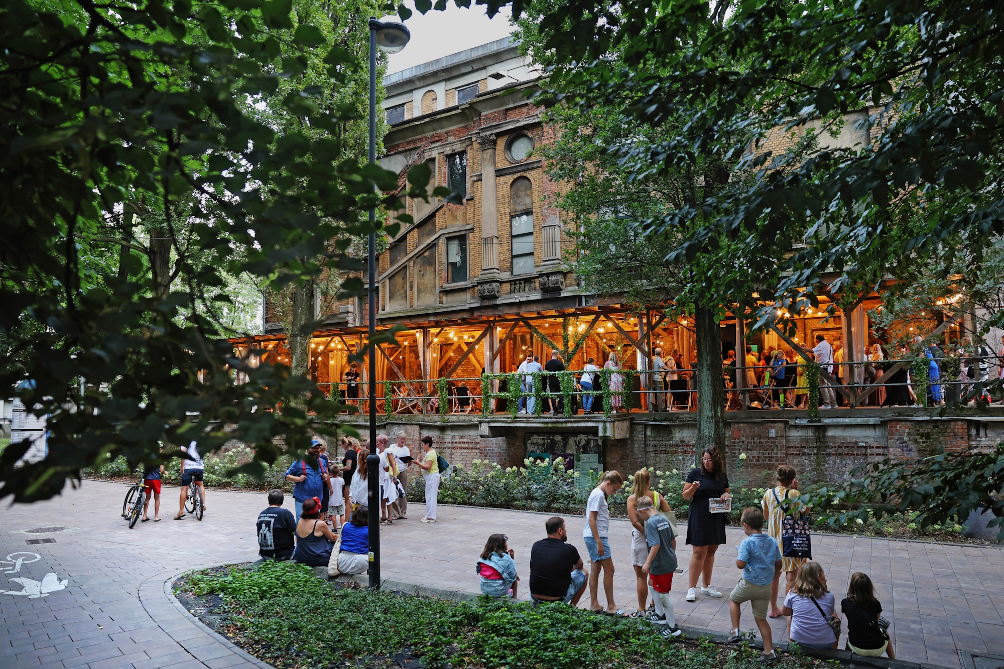 Ruiny Teatru latem, w zieleni drzew