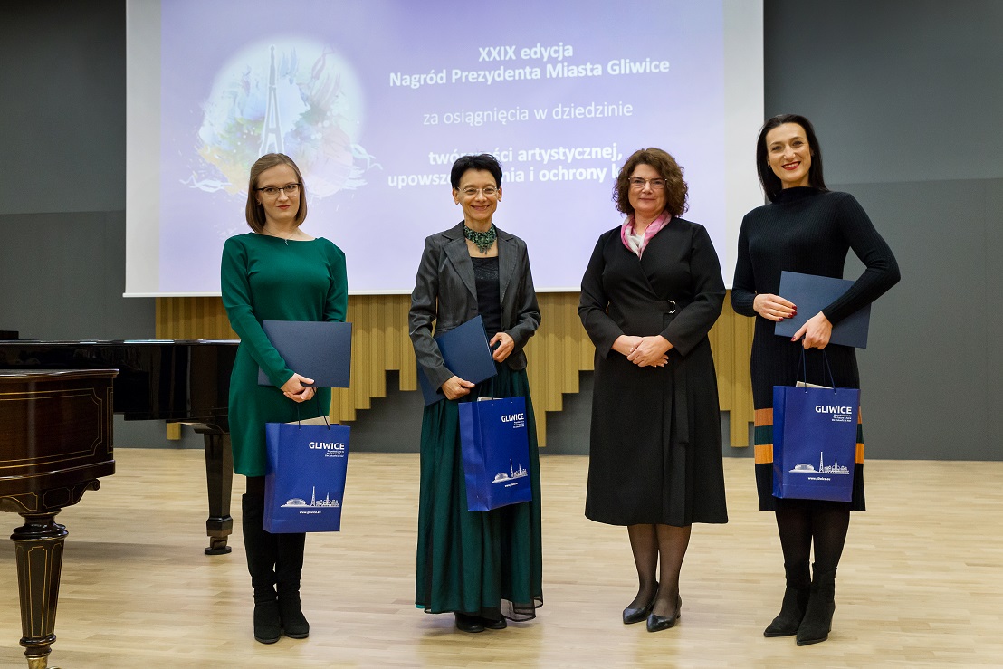 Fot. D.Nita-Garbiec/UM Gliwice Zastępca prezydenta Ewa Weber i laureatki