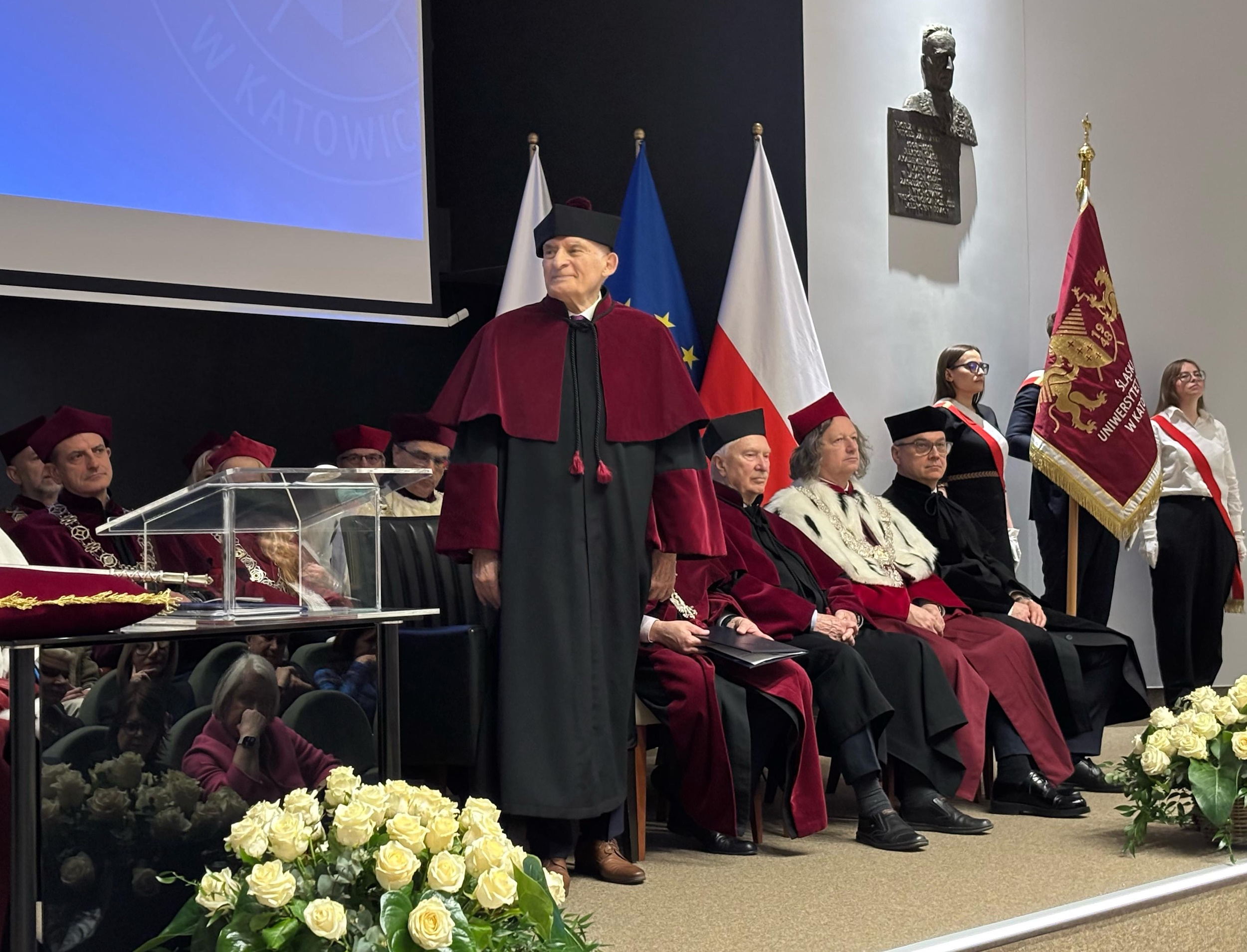 Zdjęcie profesora Buzka na scenie