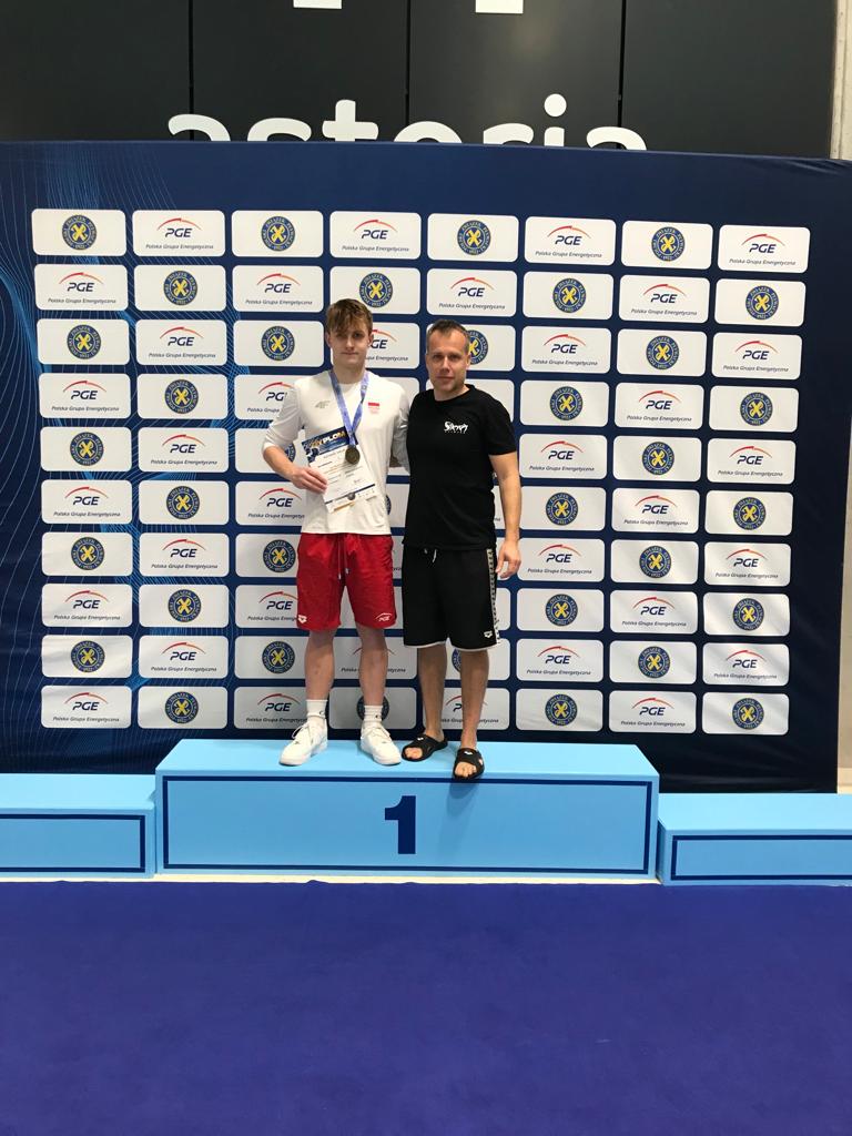 Jakub Katana na podium z trenerem Michałem Matuszewskim
