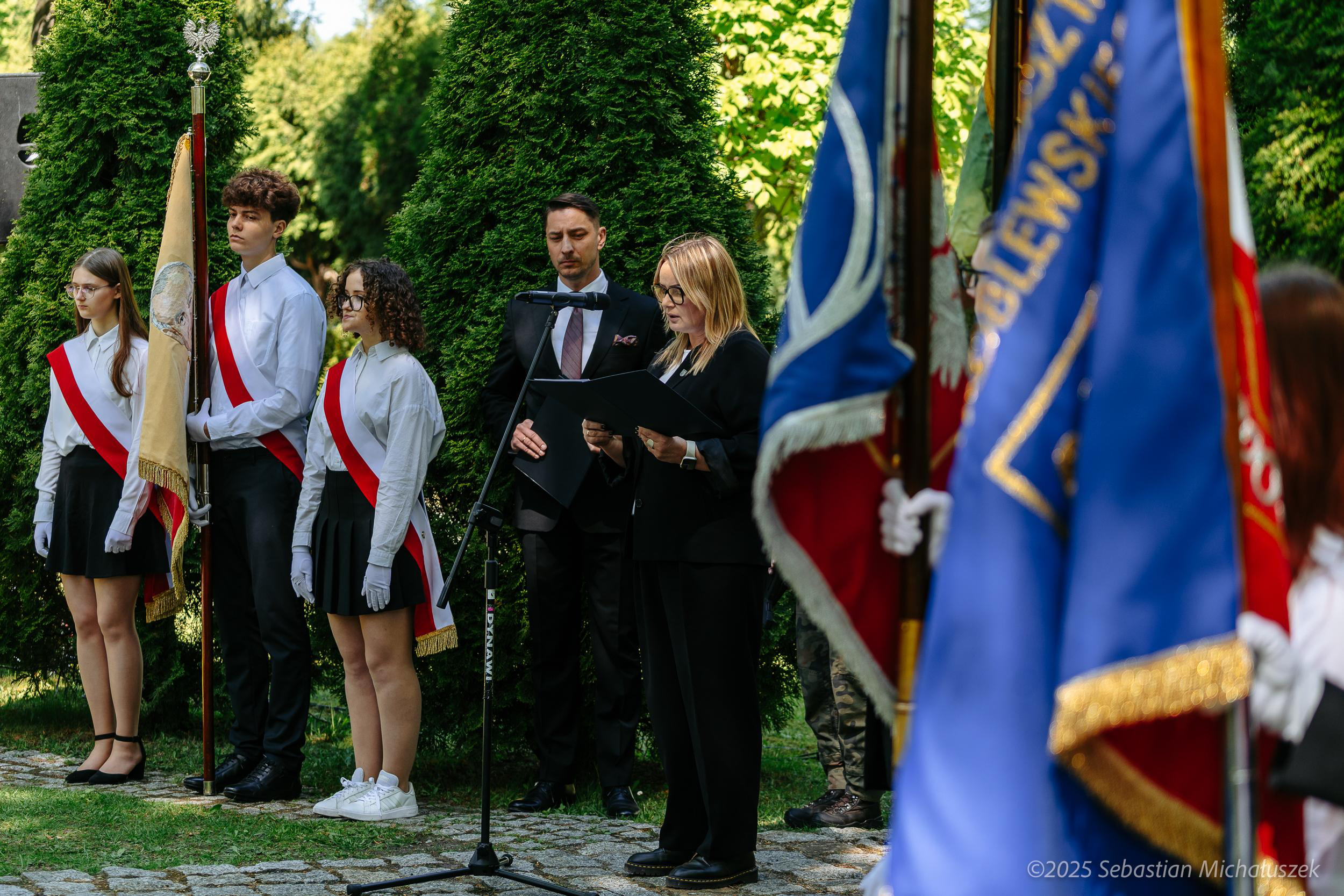 prezydent Gliwic przy mikrofonie na cmentarzu