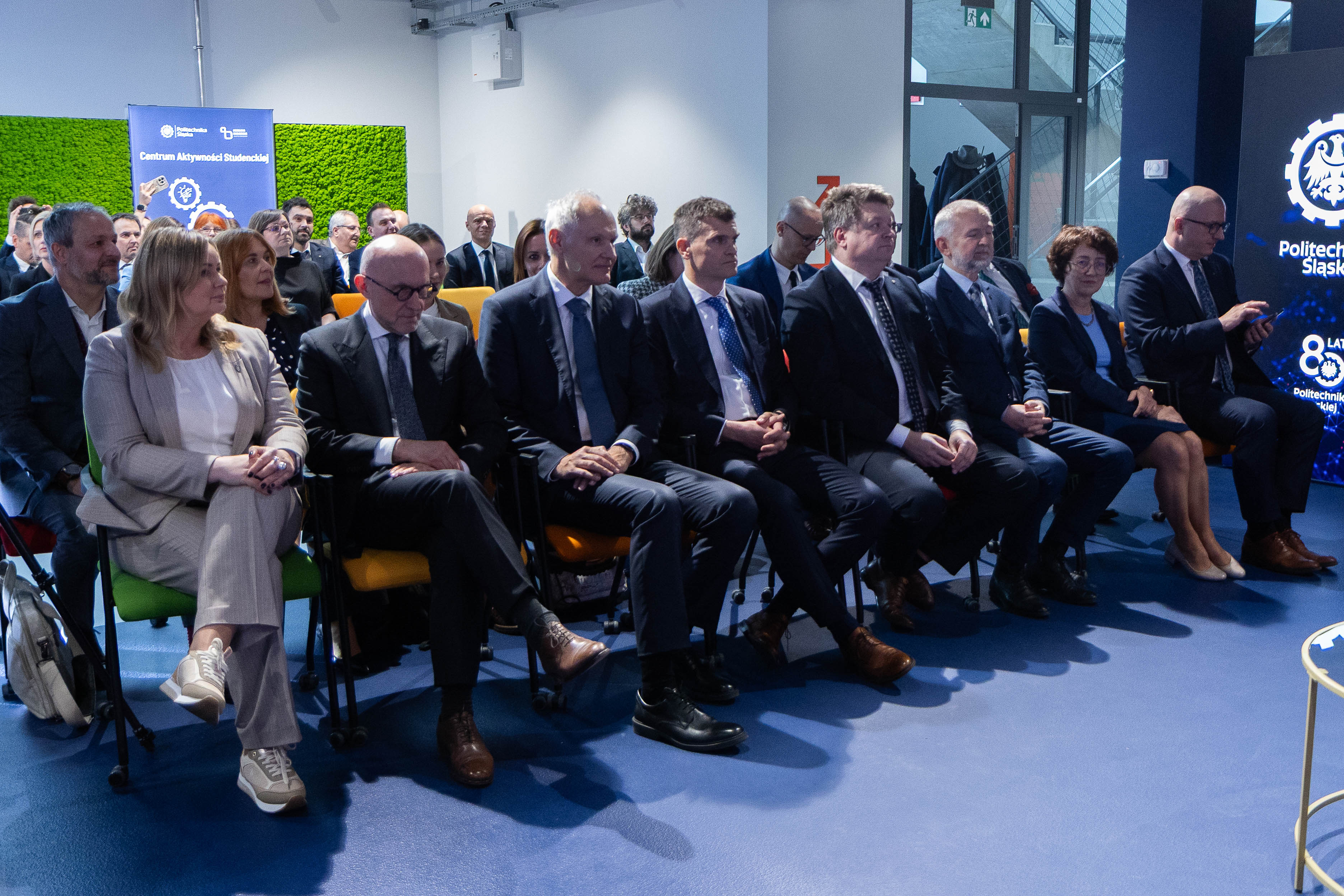 Goscie uroczystości składania podpisów pod umową patronacką