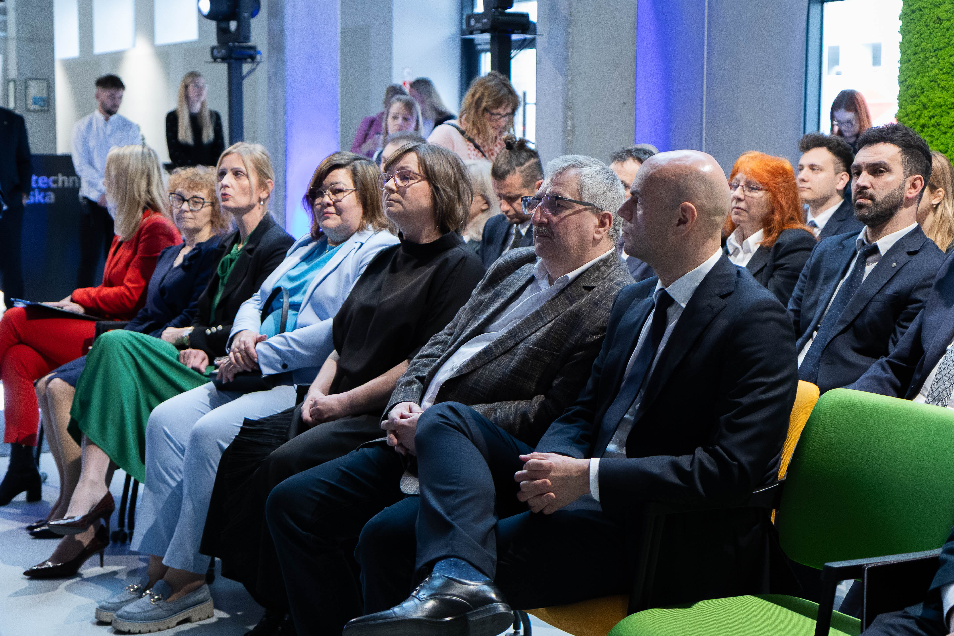 Goście uroczystości składania podpisów pod umową patronacką