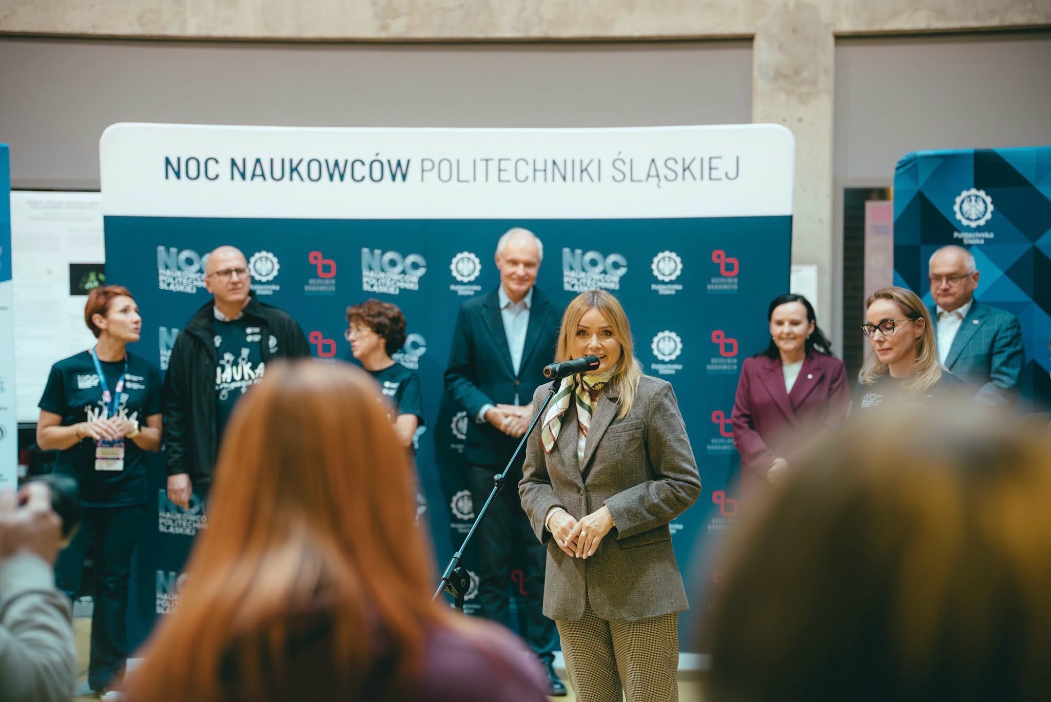 Prezydent Gliwic przemawiająca podczas Nocy Naukowców