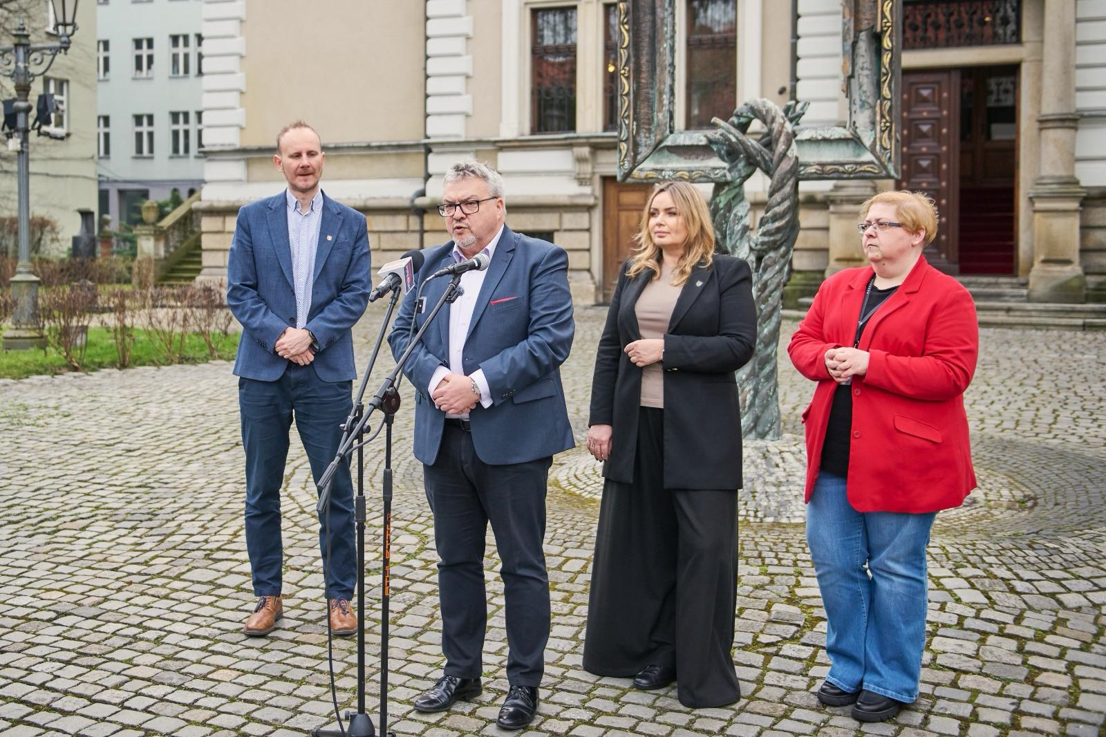 Na zdjęciu od lewej: Łukasz Gorczyński - zastępca prezydent Gliwic odpowiedzialny m.in. za sferę kultury w mieście, Leszek Jodliński - dyrektor Muzeum w Gliwicach, prezydent Gliwic Katarzyna Kuczyńska-Budka, Beata Badura - zastępczyni dyrektora Muzeum (fot. M. Buksa/UM Gliwice) Na zdjęciu od lewej: Łukasz Gorczyński - zastępca prezydent Gliwic odpowiedzialny m.in. za sferę kultury w mieście, Leszek Jodliński - dyrektor Muzeum w Gliwicach, prezydent Gliwic Katarzyna Kuczyńska-Budka, Beata Badura - zastępczyni dyrektora Muzeum