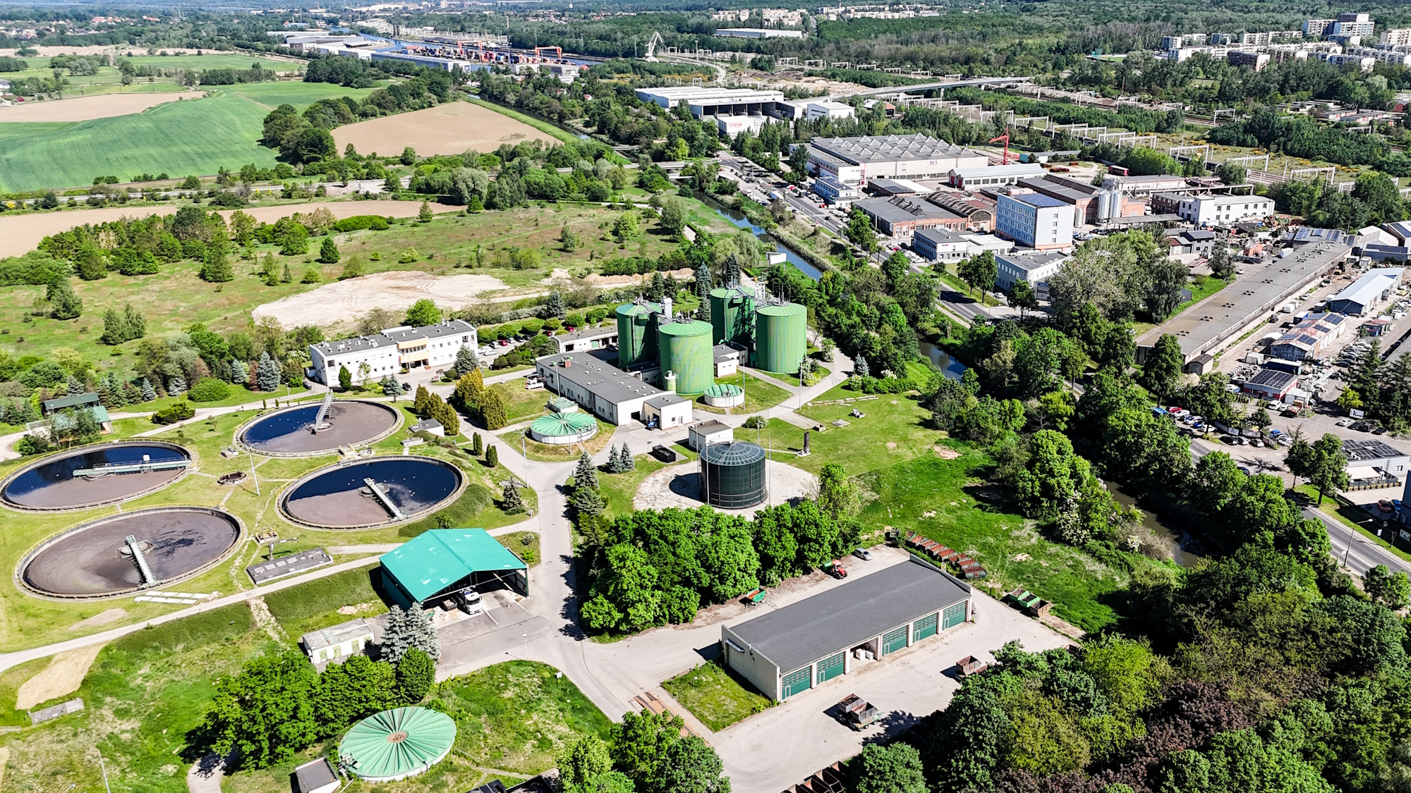 Przedsiębiorstwo Energetyki Cieplnej w Gliwicach realizuje jeden z najbardziej zaawansowanych projektów transformacji energetycznej w polskim ciepłownictwie – budowę wielkoskalowej pompy ciepła wykorzystującej ciepło ze ścieków oczyszczonych pochodzących z Centralnej Oczyszczalni Ścieków w Gliwicach