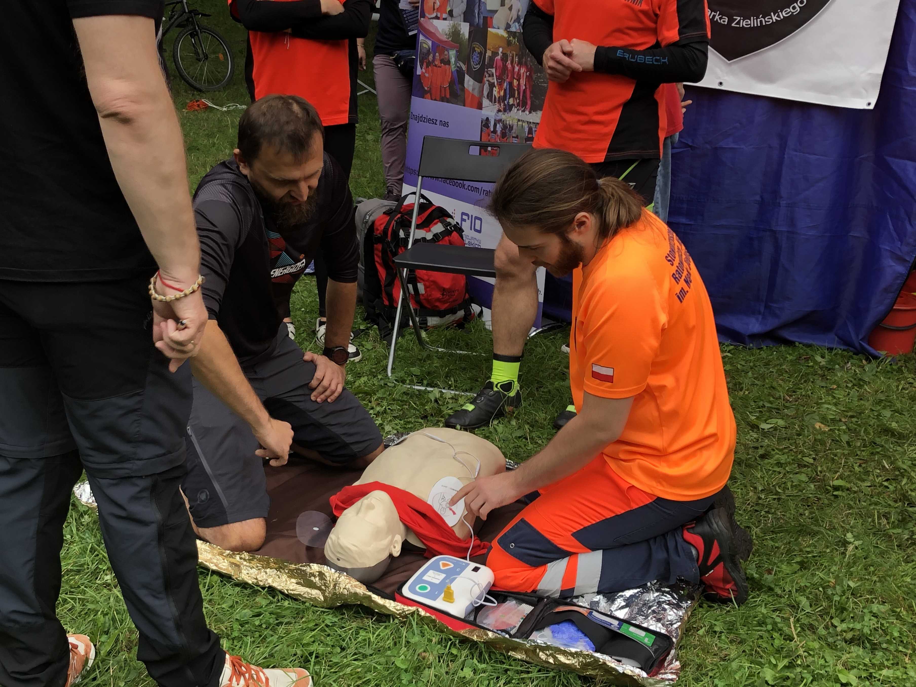 Zdjęcie uczących pierwszej pomocy