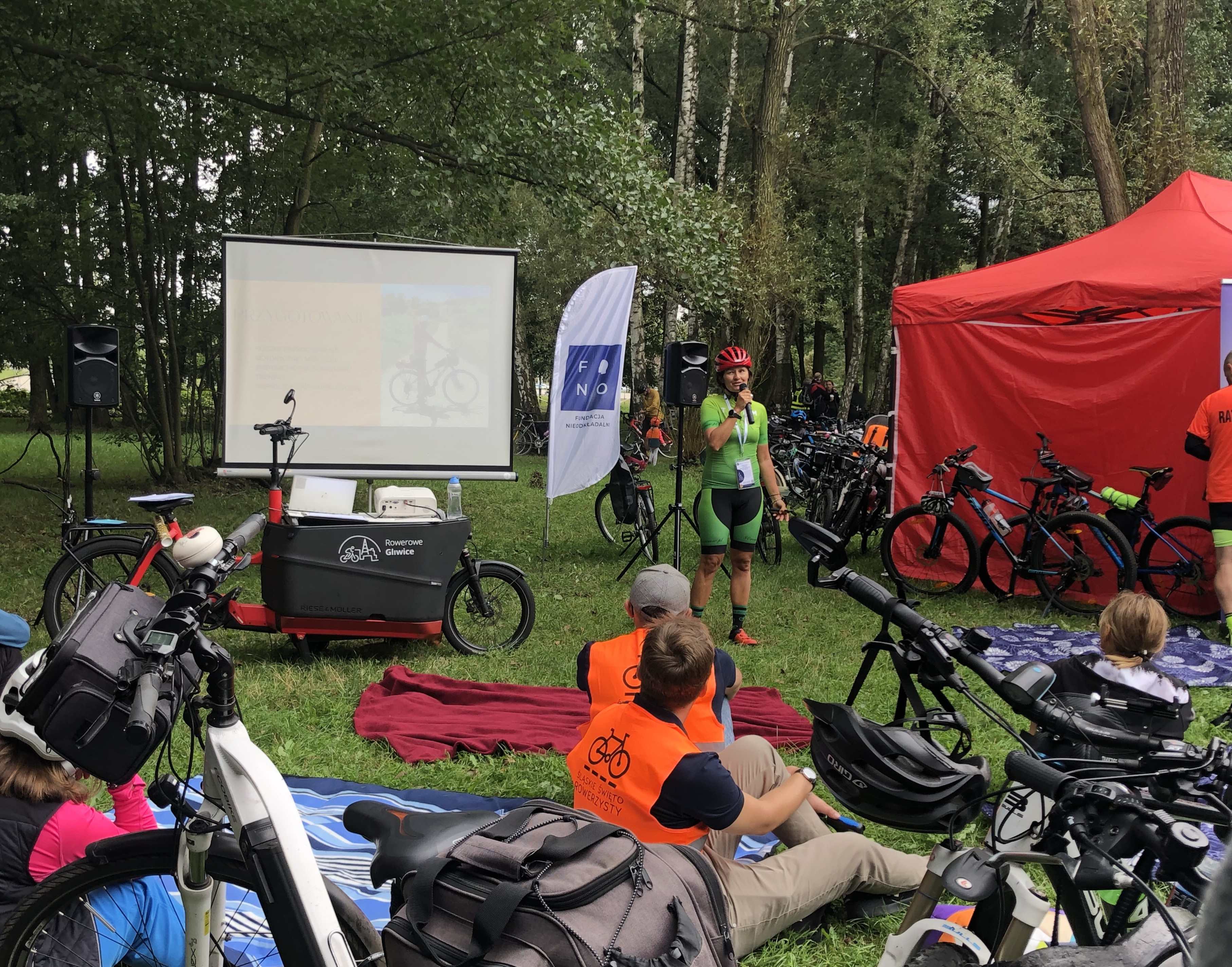 Zdjęcie spotkania w parku