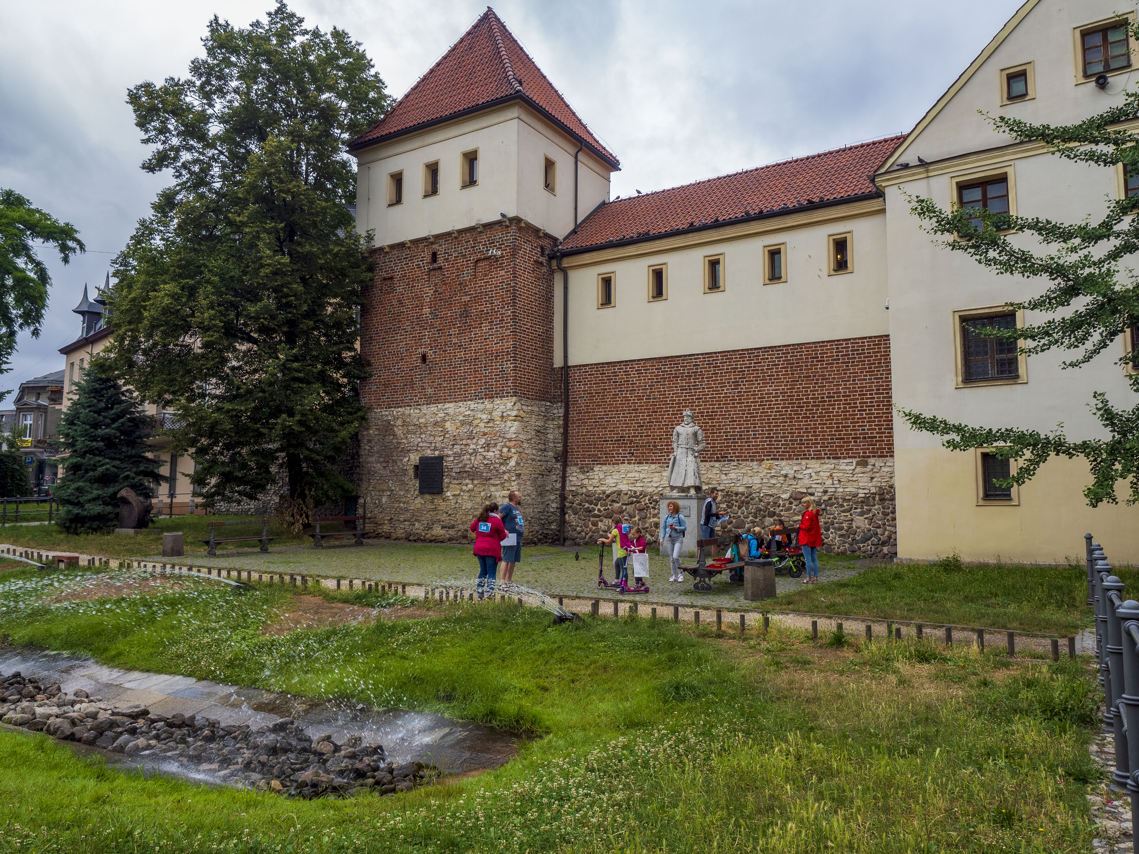 Rodzinna Gra Miejska (fot. G. Ożga / UM Gliwice) przed Zamkiem Piastowskim