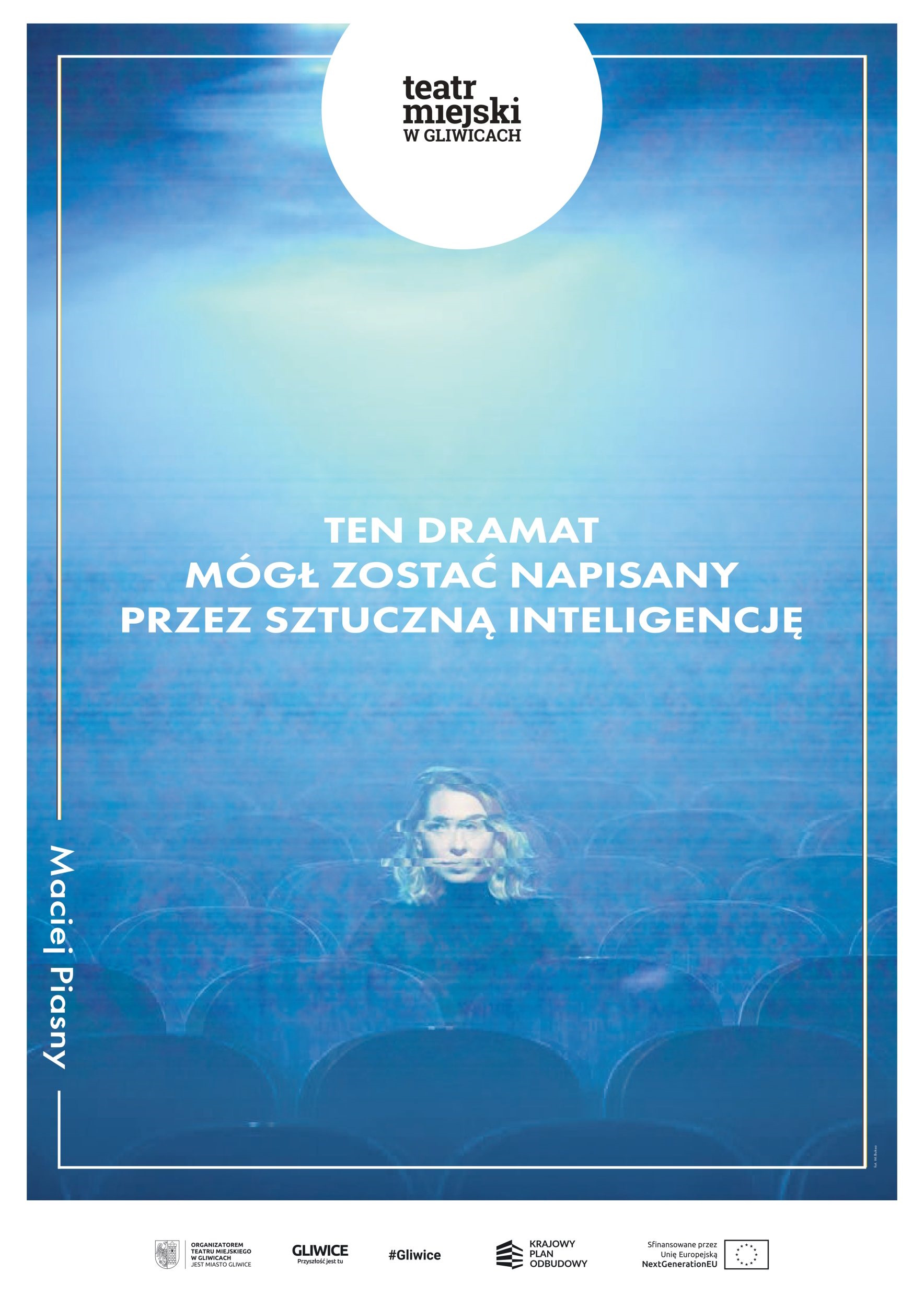 Fot. materiały TM w Gliwicach Plakat - kobieta siedzi na widowni teatru, pozostałe krzesła są puste, dodany napis: Ten dramat mógł zostać napisany przez sztuczną inteligencję