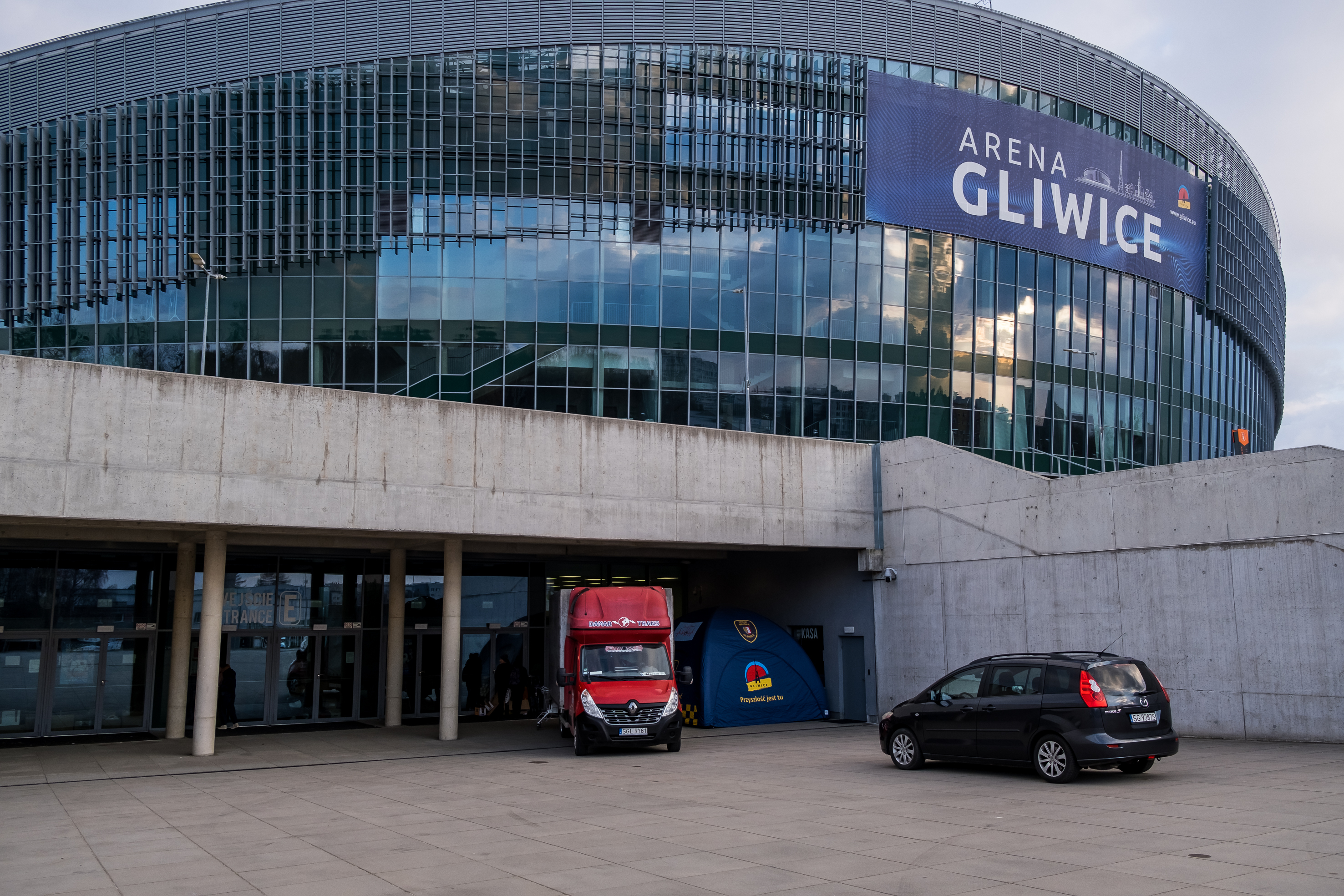 fot. M. Buksa / UM w Gliwicach Arena Gliwice i samochód dostawczy z darami