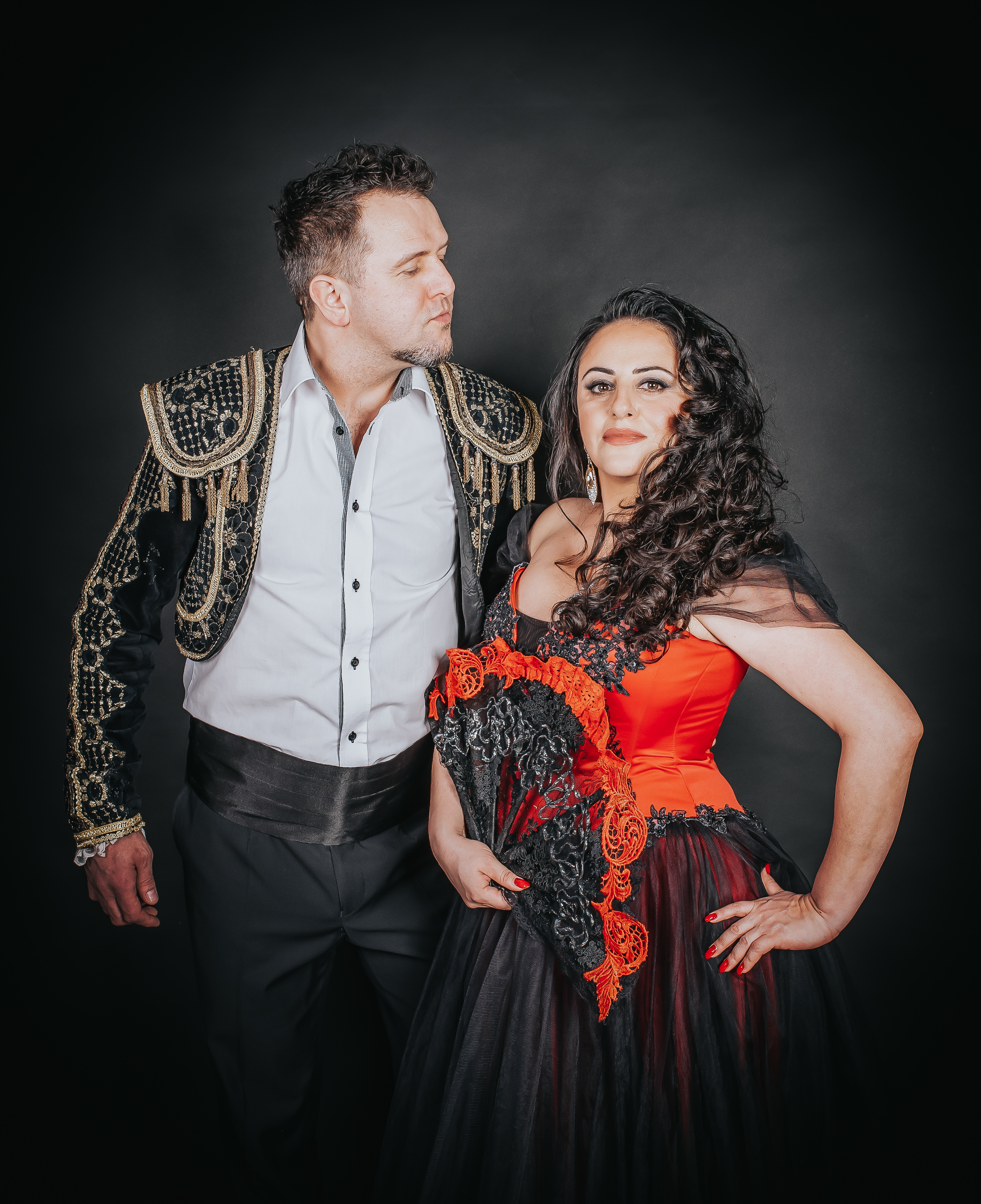 Naira Ayvazyan i Marcin Kotarba (fot. materiały promocyjne)l zdjęcie przedstawia duet śpiewaków Nairę Ayvazyan i Marcina Kotarbę
