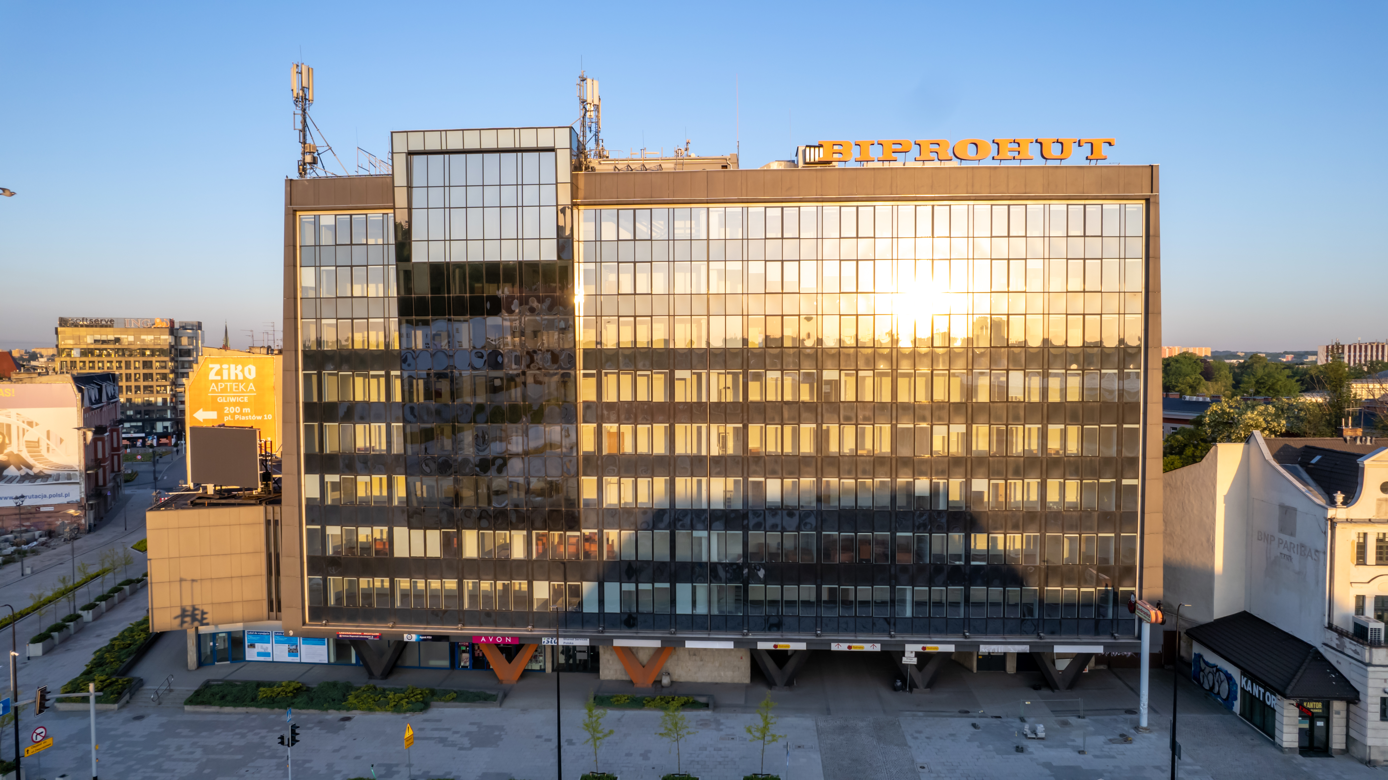 Nowe Centrum Gliwic – widok na biurowiec BIPROHUT vis-a-vis placu dworcowego (fot. K. Krzemiński) otwarcie Nowego Centrum Gliwic