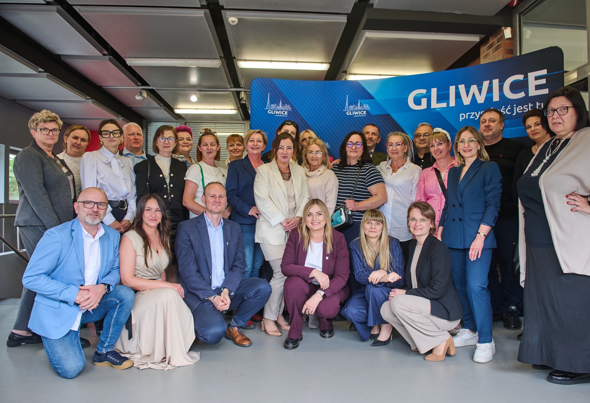 rodziny zastępcze, pracownicy OPS i prezydent Gliwic oraz rzecznik praw dziecka podczas konferencji - wspólne zdjęcie