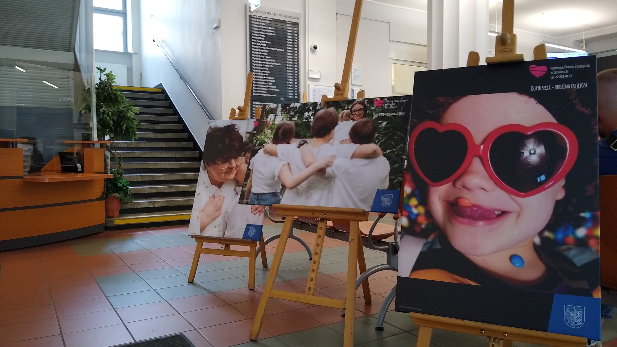 zdjęcia w holu urzędu
