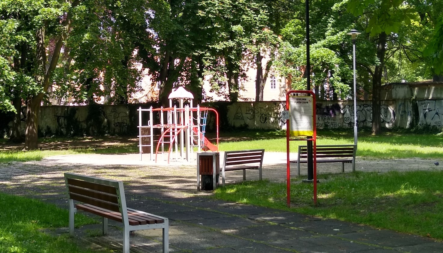plac zabaw na skwerze