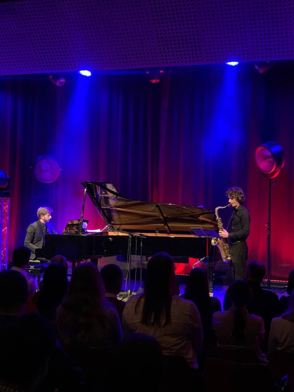 Pianista i saksofonista na scenie
