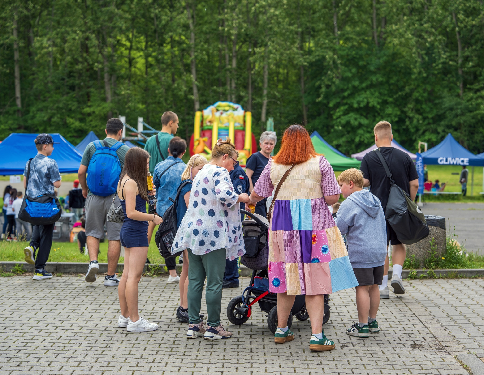 ludzie podczas pikniku