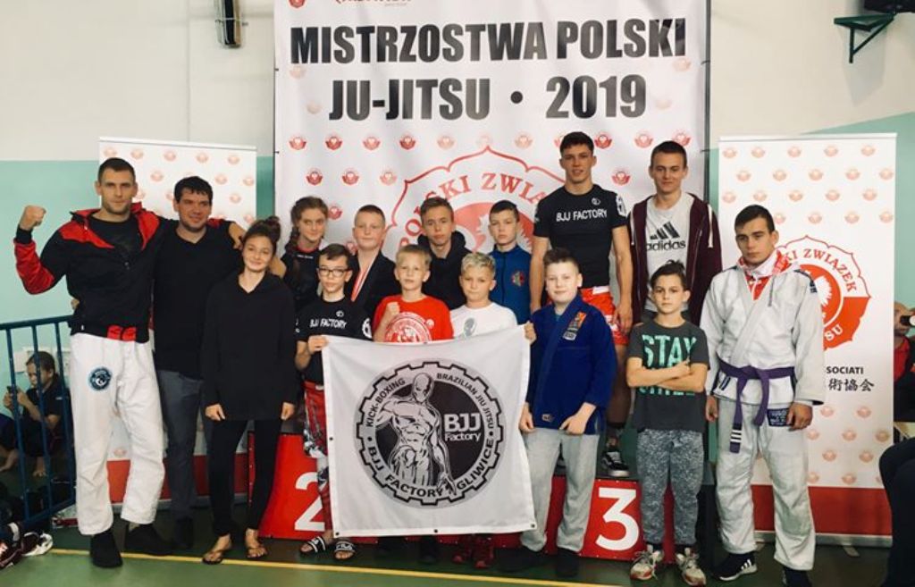 zawodnicy w grupie po zawodach