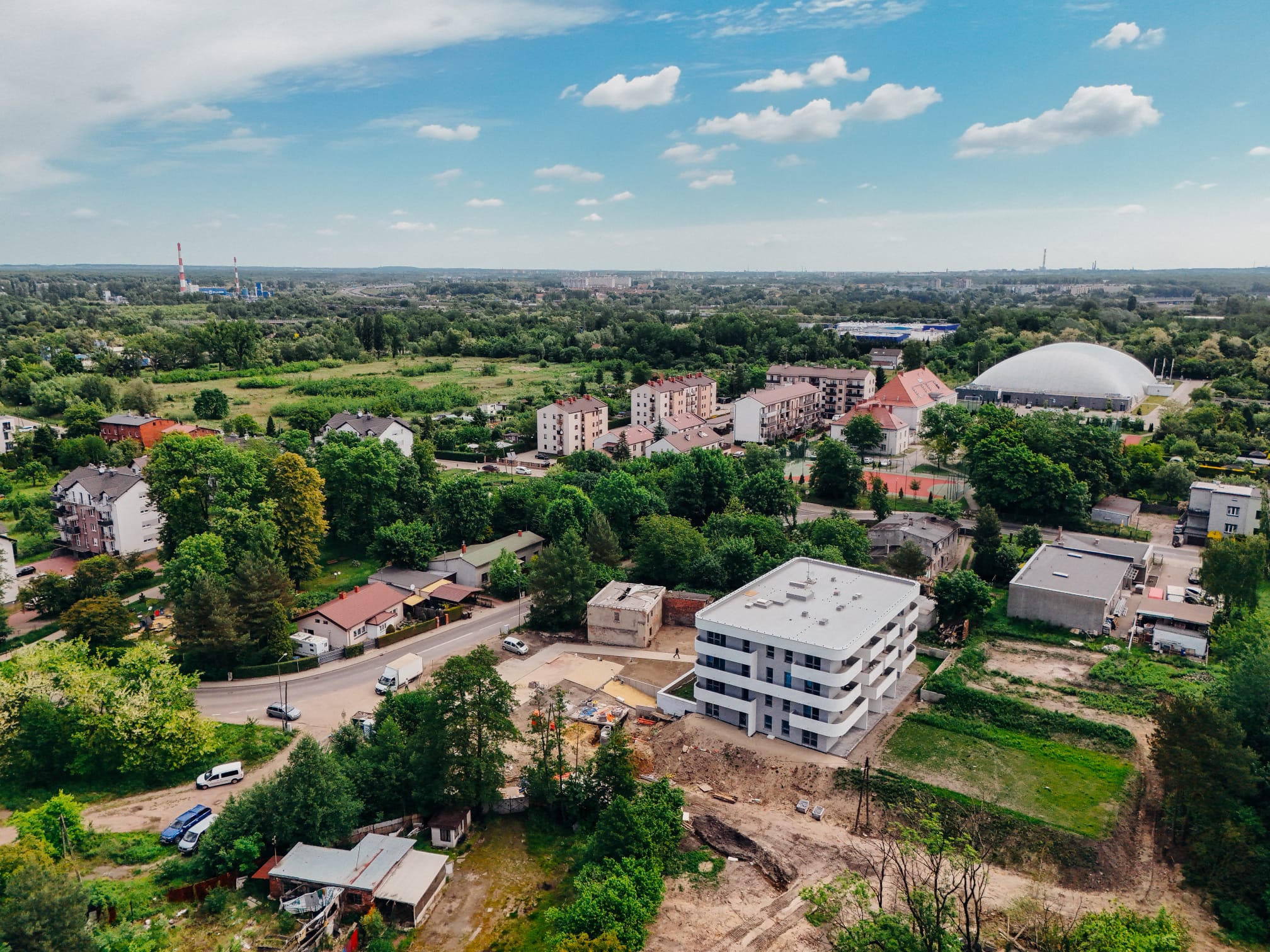 budynki, drogi, drzewa