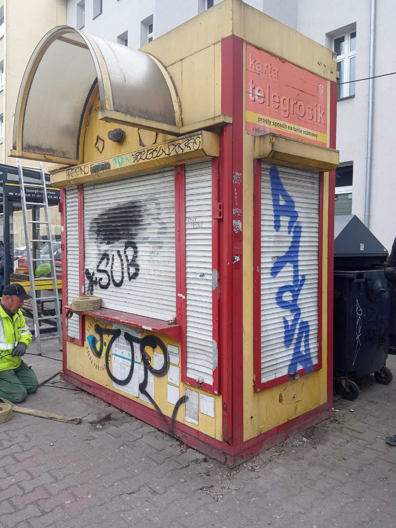 porysowany i zdemolowany dawny kiosk prasowy 