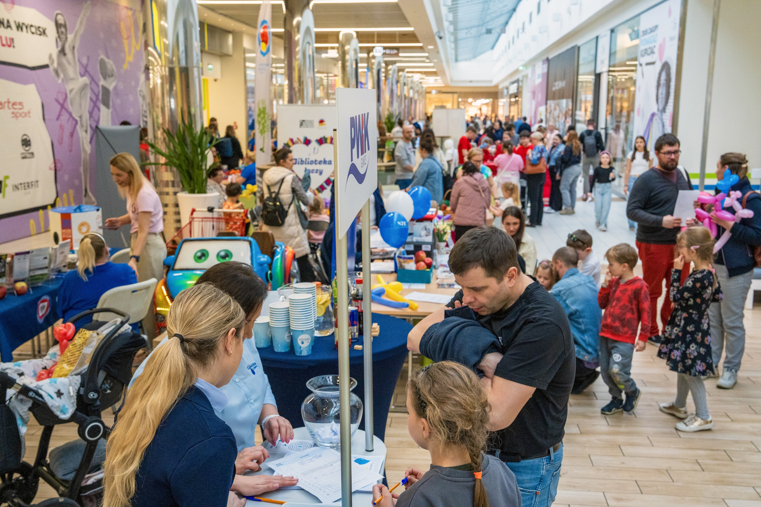 Tłum uczestników przy stoiskach
