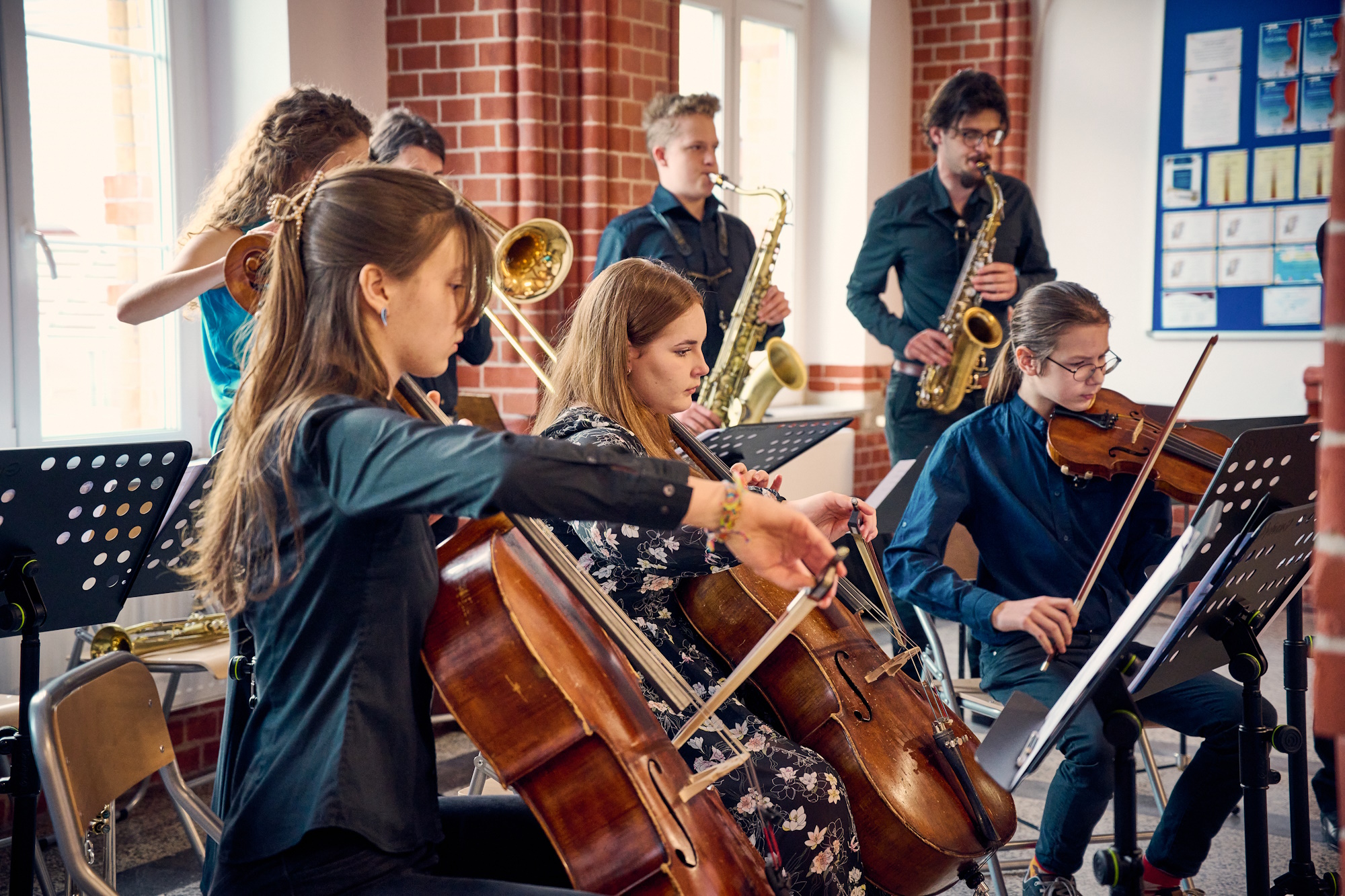 Uczniowie grają na instrumentach