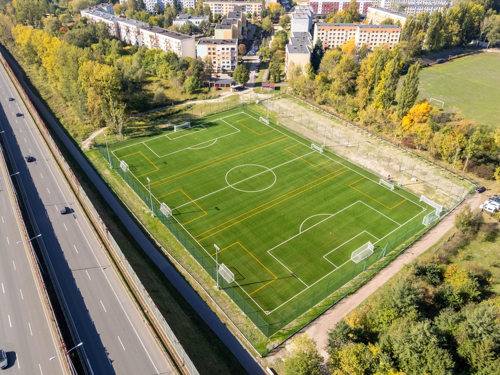 Nowe, certyfikowane przez UEFA boisko piłkarskie ze sztuczną murawą przy ul. Wiślanej przeszło odbiór końcowy i jest już dostępne dla użytkowników. 