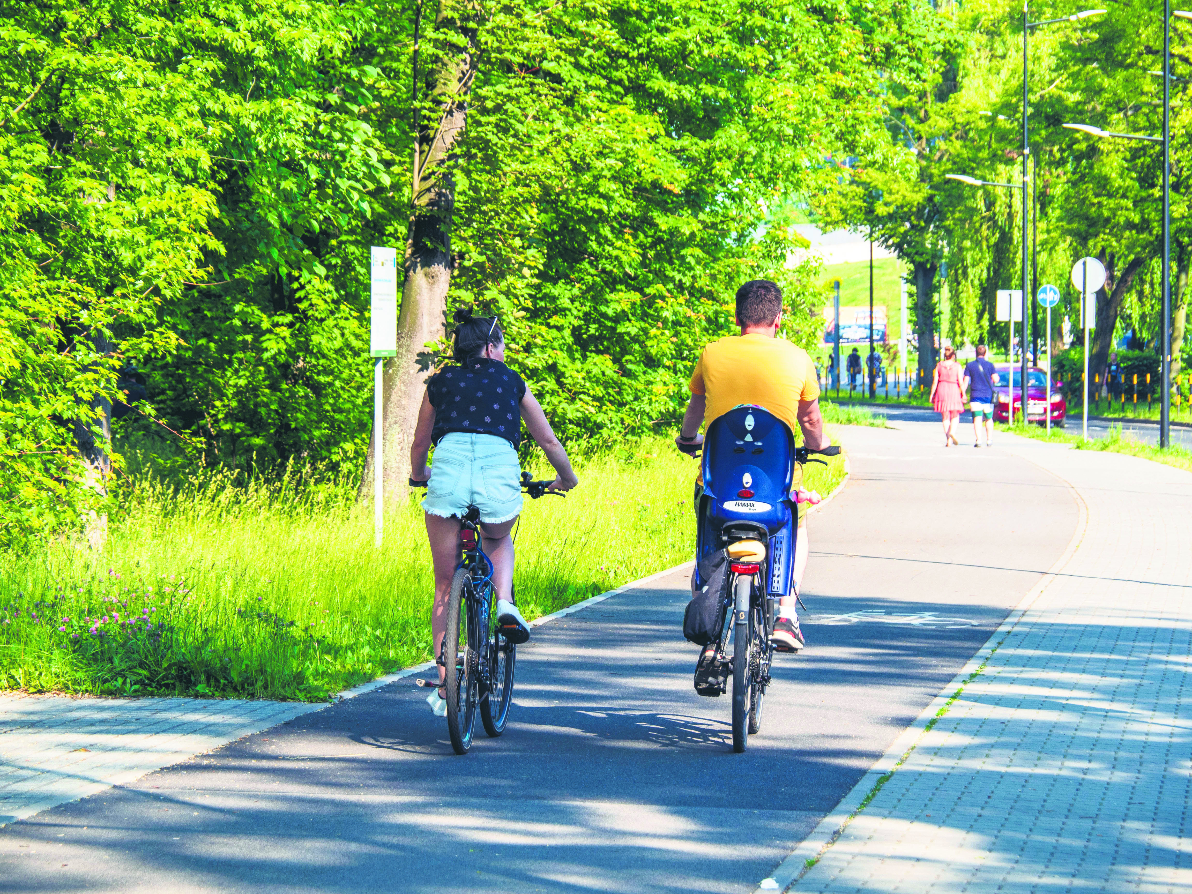 Para rowerzystów jadąca ścieżką rowerową