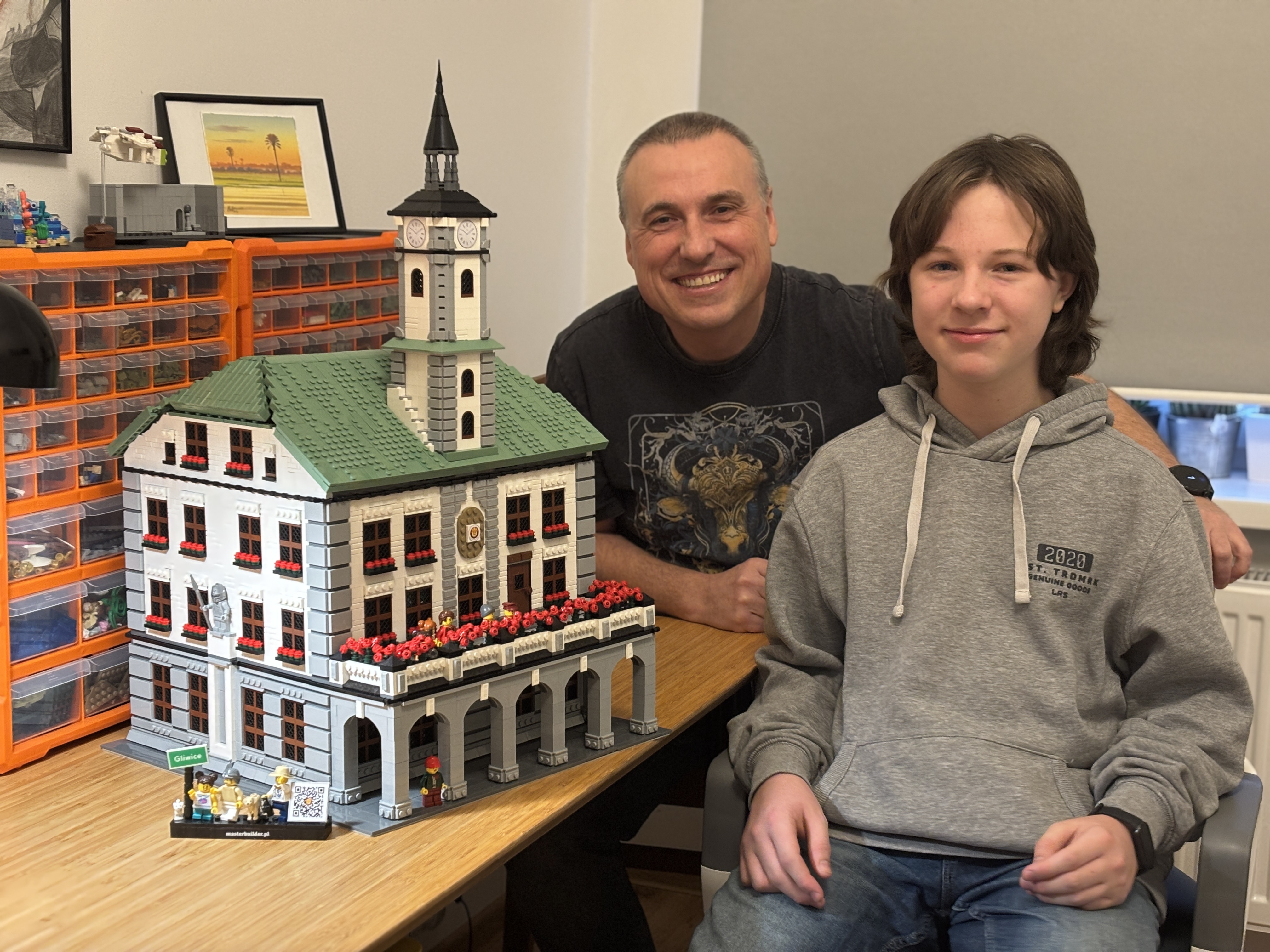 Bartek z tatą i gliwickim Ratuszem z klocków LEGO