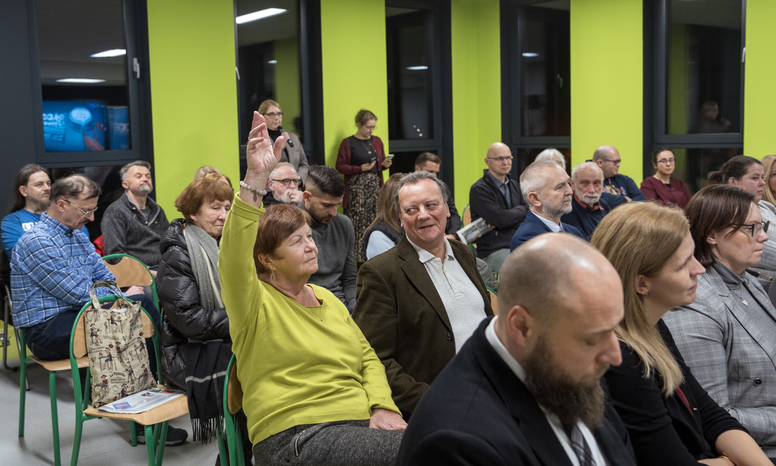 Mieszkanka zgłaszająca chęć zadania pytania