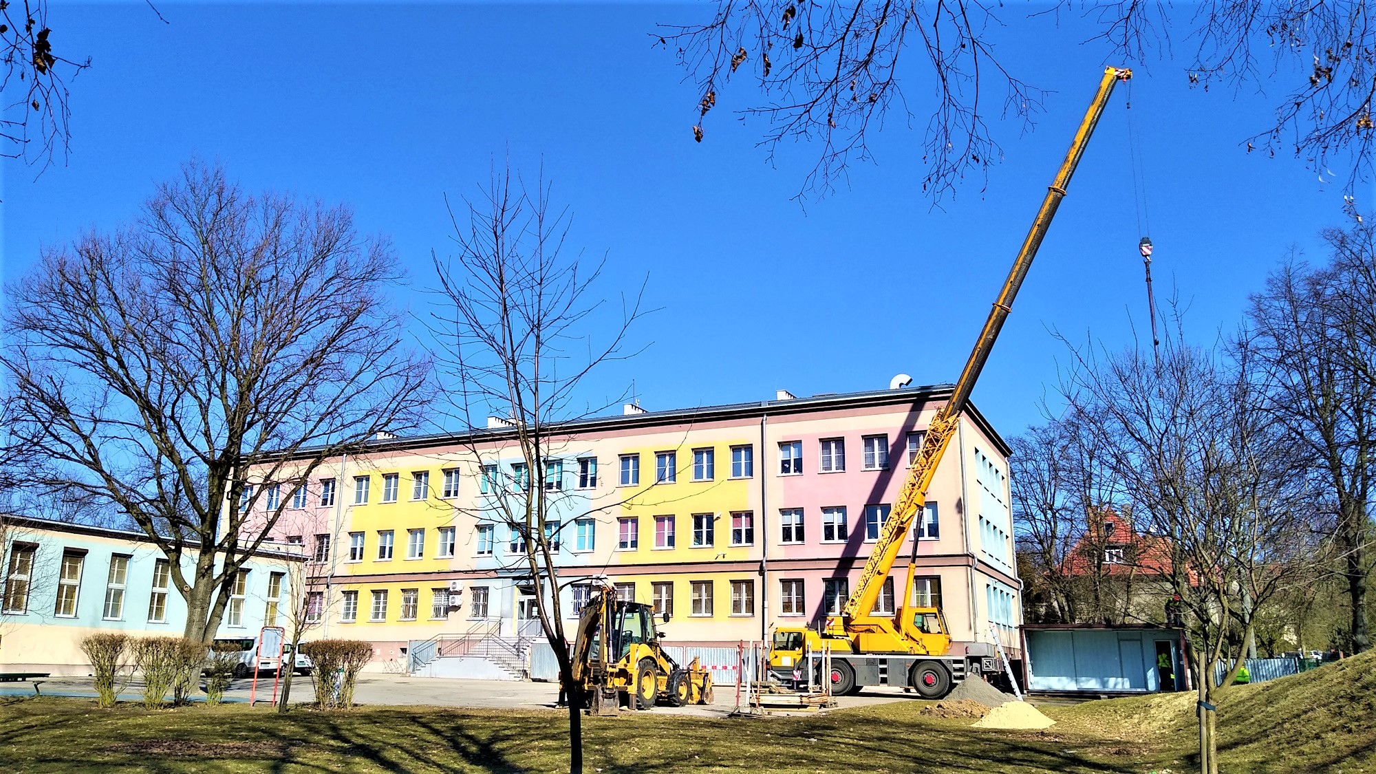 budynek szkoły i dźwig