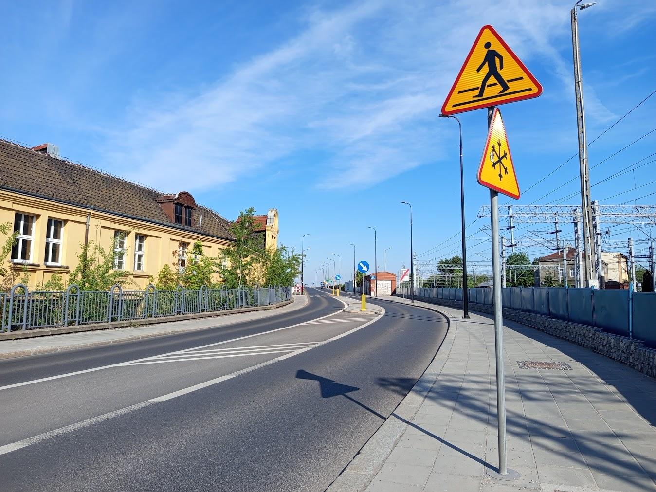 ulica, znak drogowy, budynek