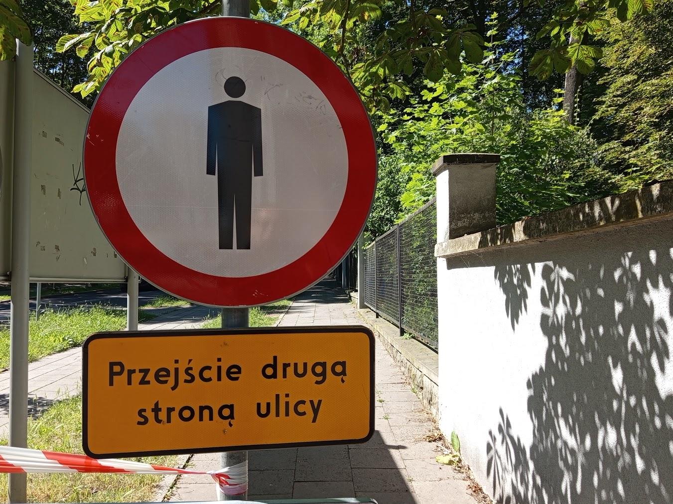 znak, drzewa, chodnik