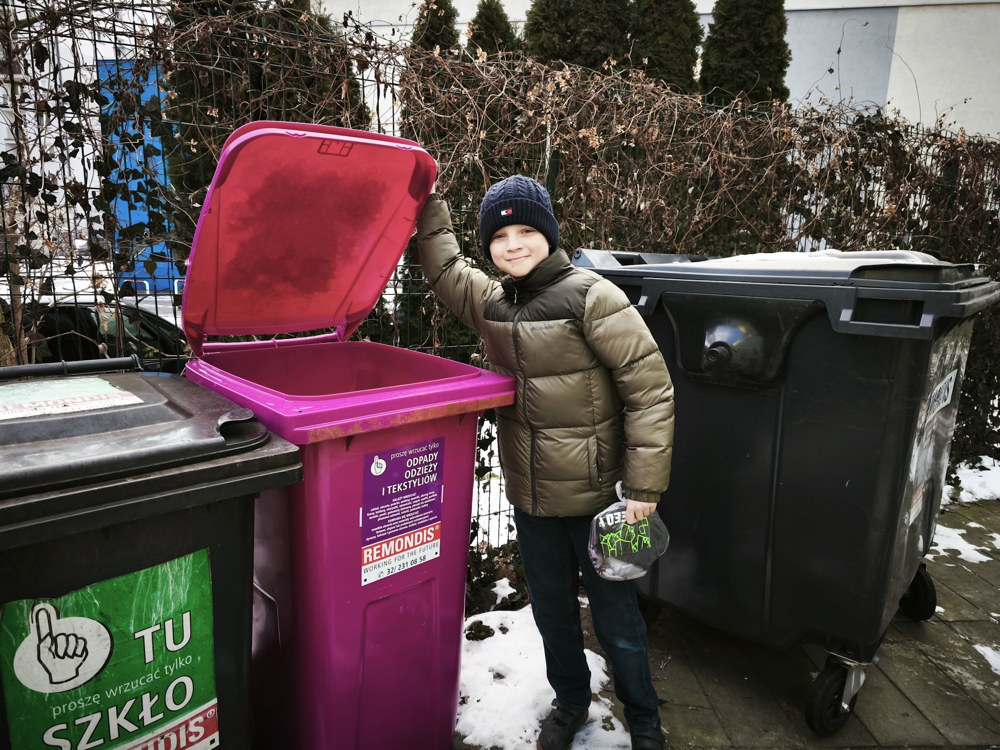 chłopiec, pojemniki