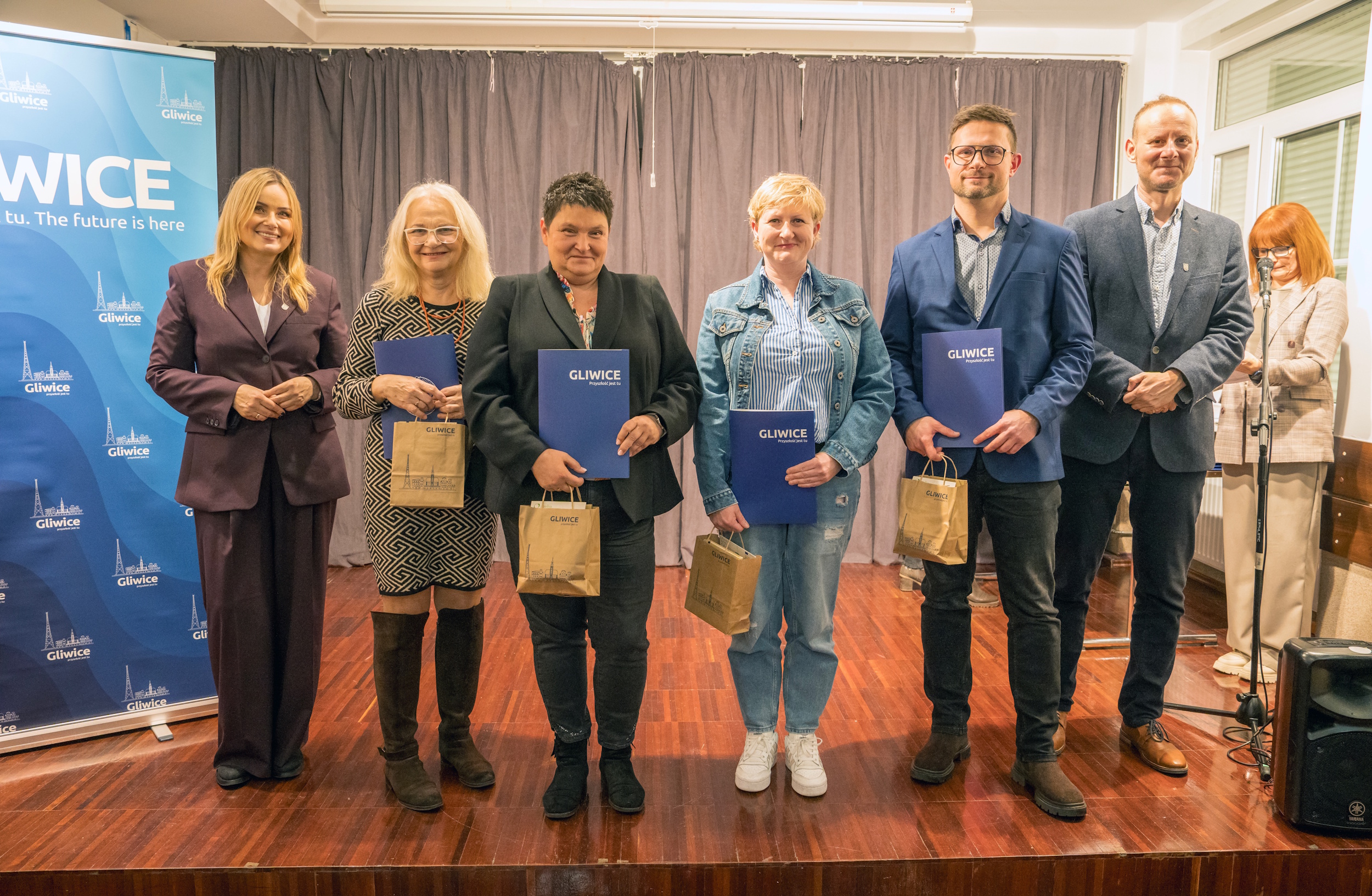 Autorzy zwycięskich wniosków pozujący z prezydent Gliwic i jej zastępcą