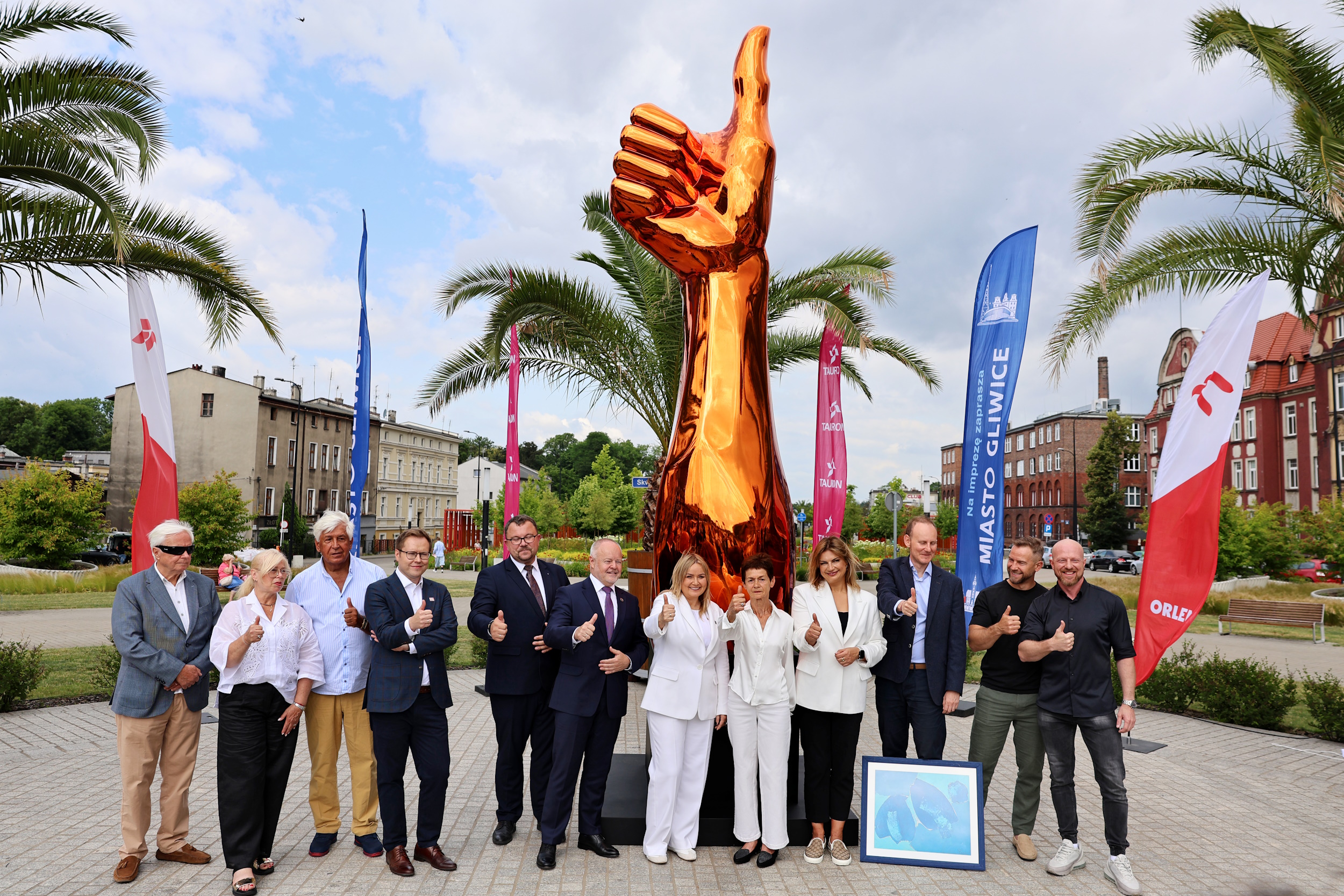 Organizaturzy Biennale Gliwice na tle totemu