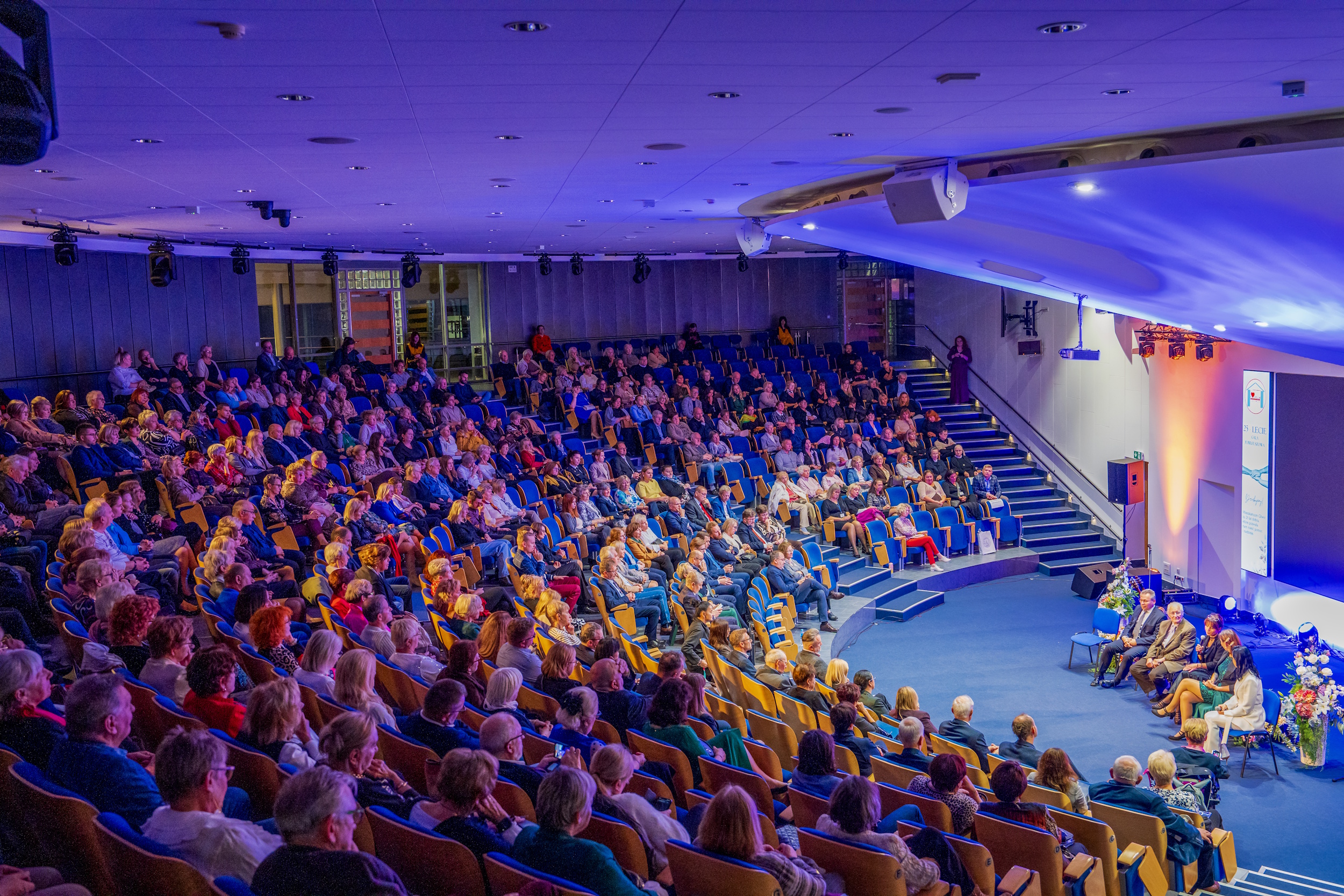 Pełna sala na uroczystości