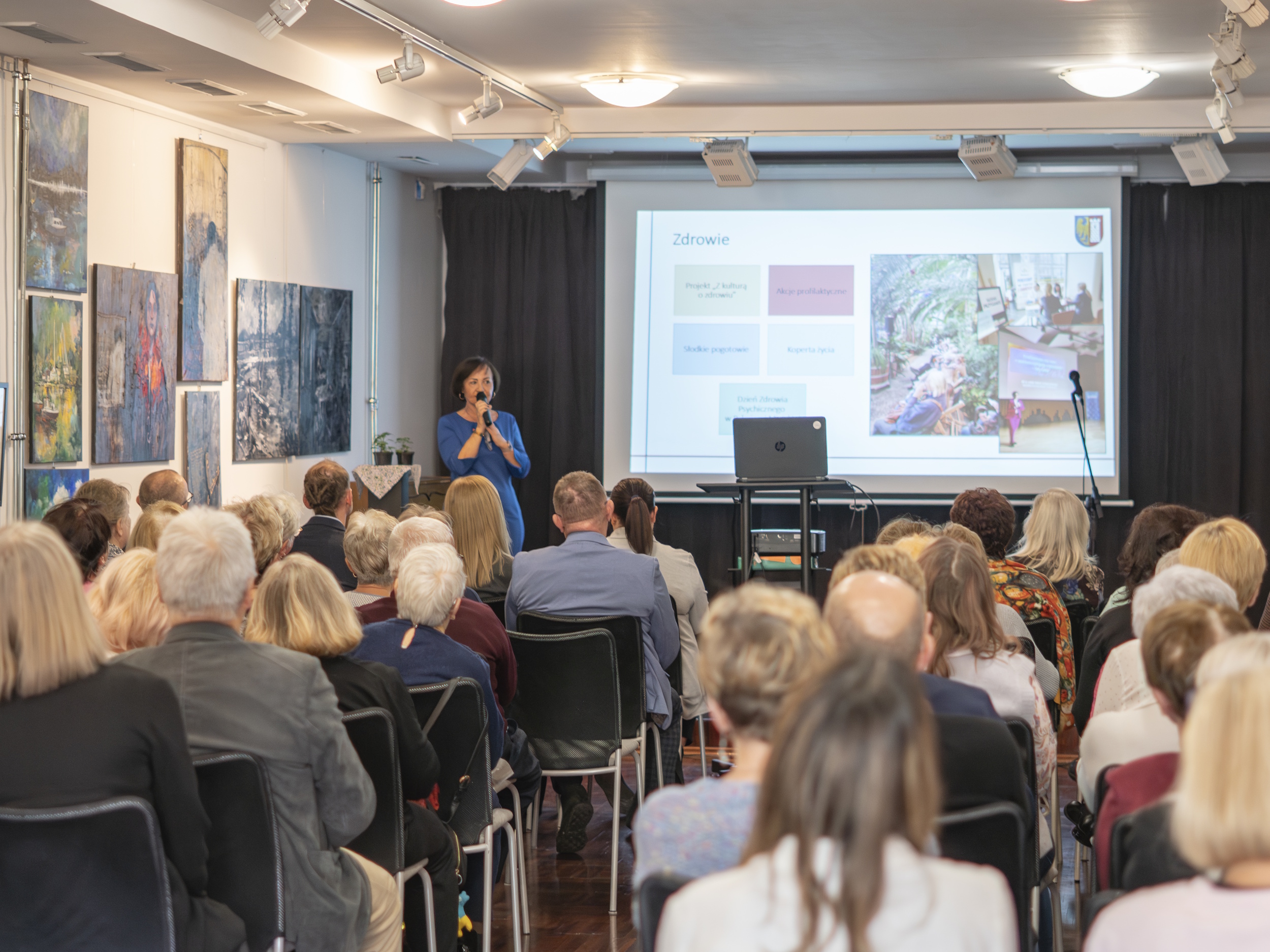 Sala pełna seniorów