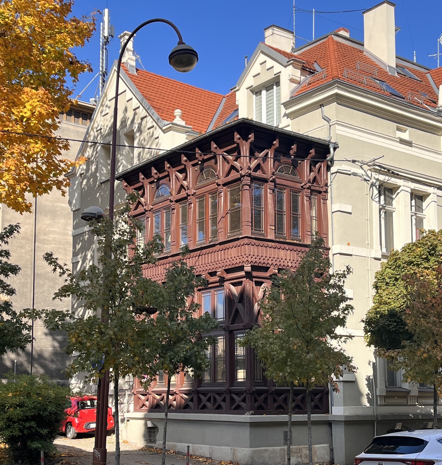 Drewniana przybudówka przy Alei Wojciecha Korfantego 6 przez lata była dla mnie po prostu piękną werandą – dwukondygnacyjną, z finezyjnymi, snycerskimi zdobieniami.