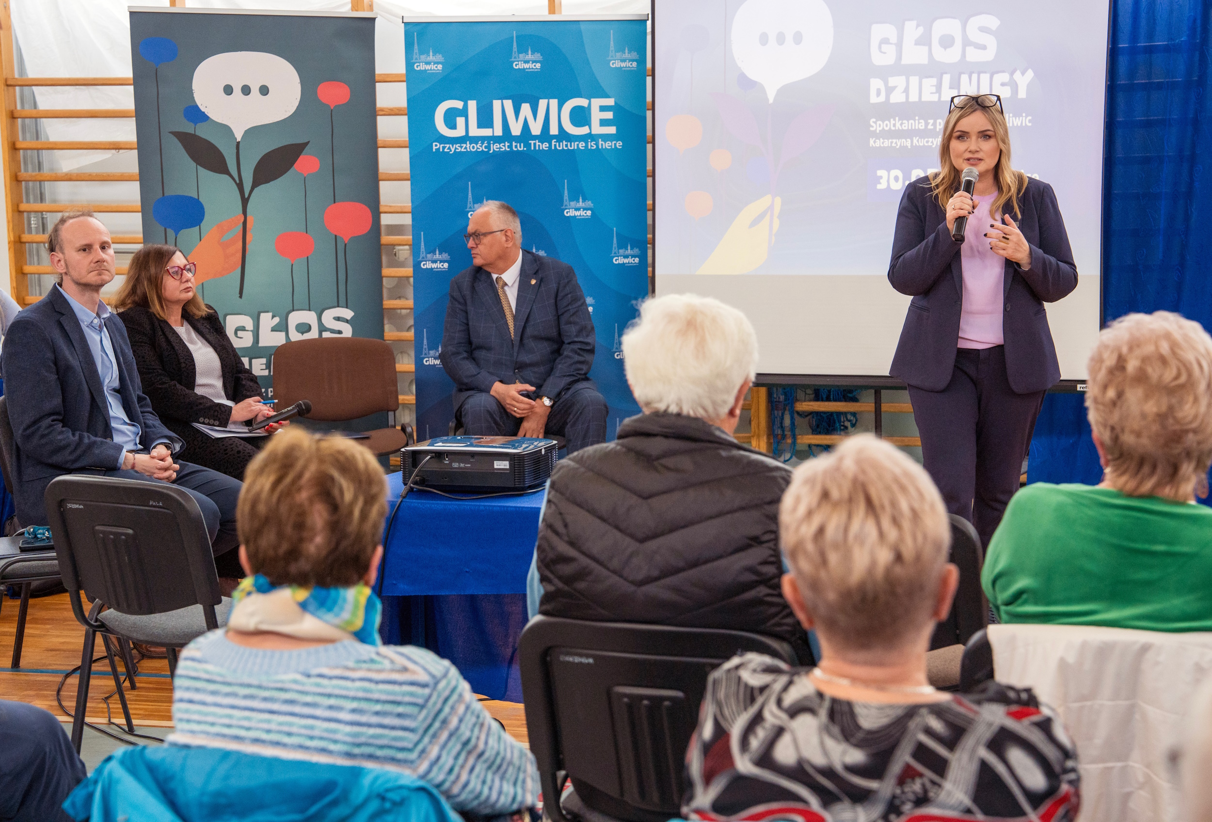 Prezydent przez ludźmi na krzesłach mówiąca