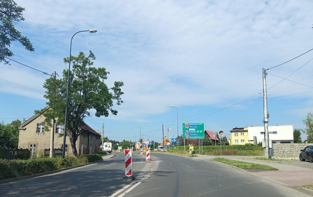 ulica, domy, mężczyźni